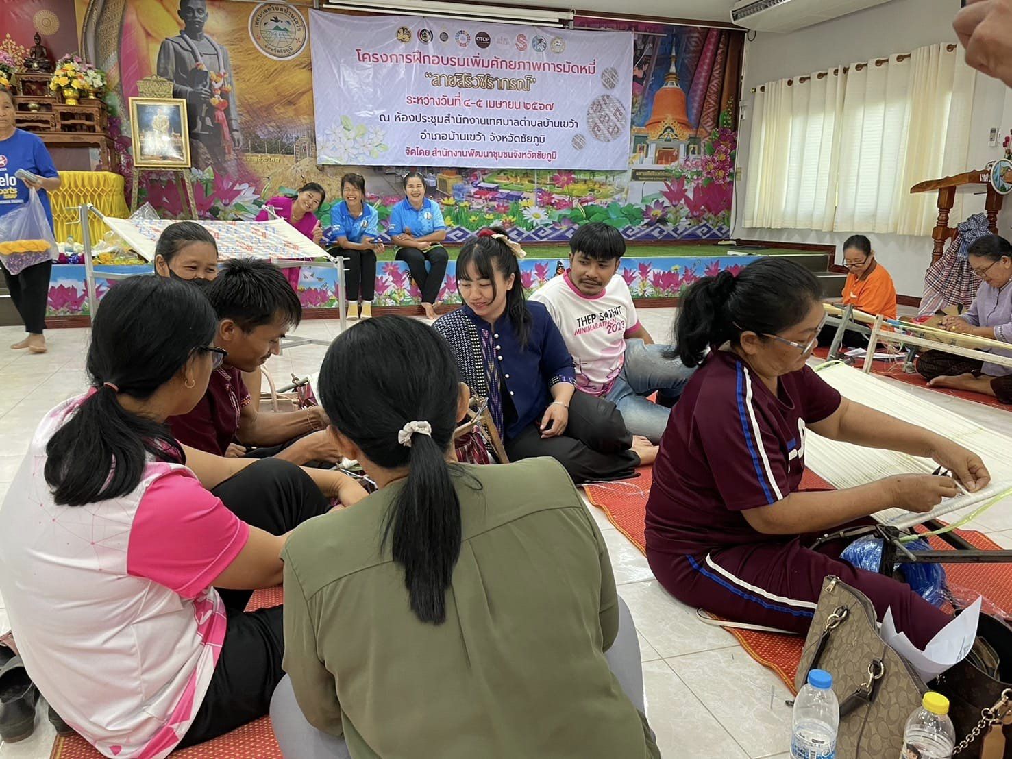 จังหวัดชัยภูมิ จัดฝึกอบรมเพิ่มทักษะการมัดหมี่ผ้าลายพระราชทาน “สิริวชิราภรณ์” แก่ช่างทอผ้า กลุ่มผู้ผลิต ผู้ประกอบการ OTOP เยาวชนคนรุ่นใหม่ และผู้ที่สนใจ