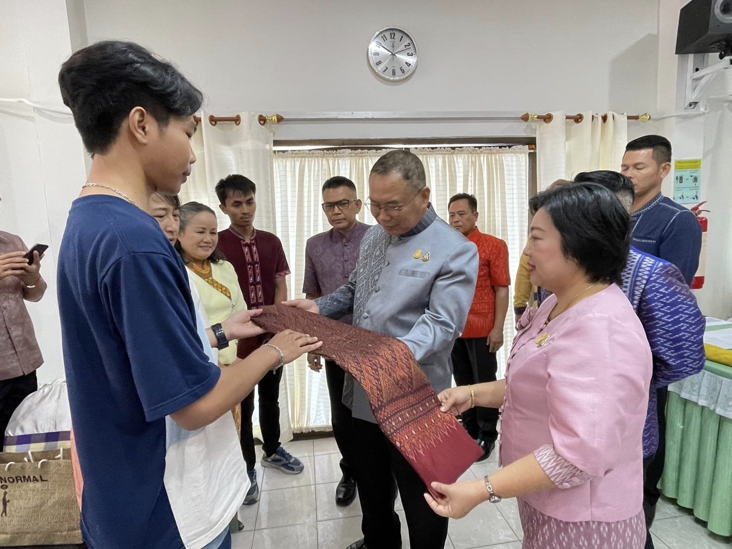 จังหวัดชัยภูมิ จัดฝึกอบรมเพิ่มทักษะการมัดหมี่ผ้าลายพระราชทาน “สิริวชิราภรณ์” แก่ช่างทอผ้า กลุ่มผู้ผลิต ผู้ประกอบการ OTOP เยาวชนคนรุ่นใหม่ และผู้ที่สนใจ