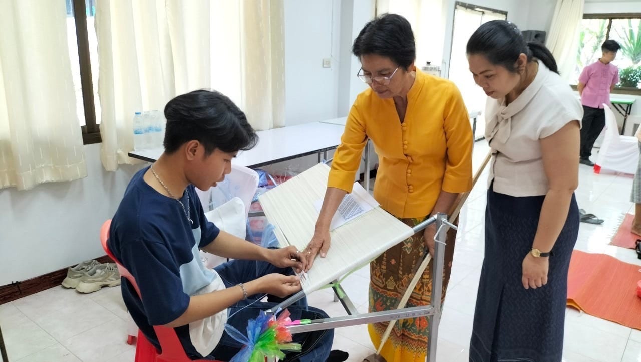 จังหวัดชัยภูมิ จัดฝึกอบรมเพิ่มทักษะการมัดหมี่ผ้าลายพระราชทาน “สิริวชิราภรณ์” แก่ช่างทอผ้า กลุ่มผู้ผลิต ผู้ประกอบการ OTOP เยาวชนคนรุ่นใหม่ และผู้ที่สนใจ