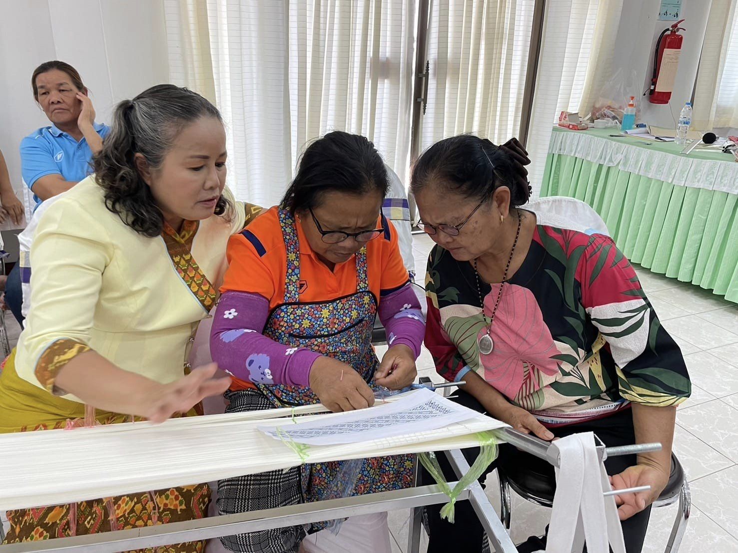 จังหวัดชัยภูมิ จัดฝึกอบรมเพิ่มทักษะการมัดหมี่ผ้าลายพระราชทาน “สิริวชิราภรณ์” แก่ช่างทอผ้า กลุ่มผู้ผลิต ผู้ประกอบการ OTOP เยาวชนคนรุ่นใหม่ และผู้ที่สนใจ