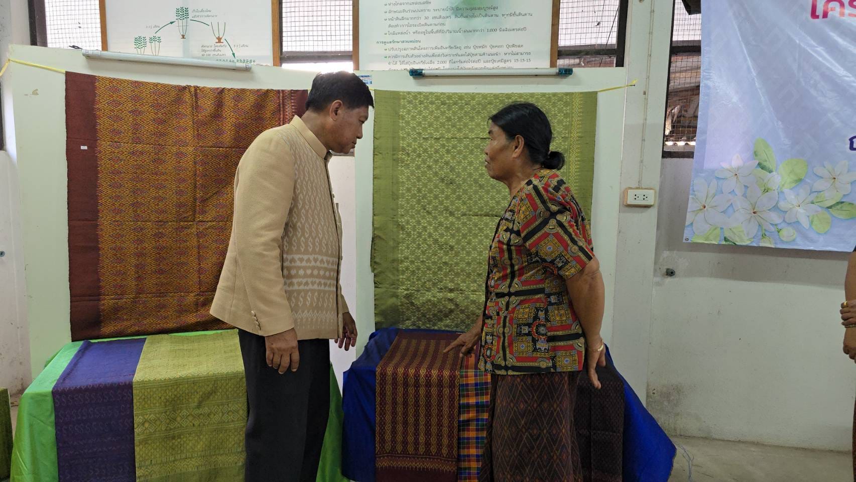 ผู้ตรวจราชการกรมการพัฒนาชุมชน ติดตามการมัดหมี่ทอผ้าผ้าลายพระราชทาน “ลายสิริวชิราภรณ์” ในพื้นที่จังหวัดชัยภูมิ