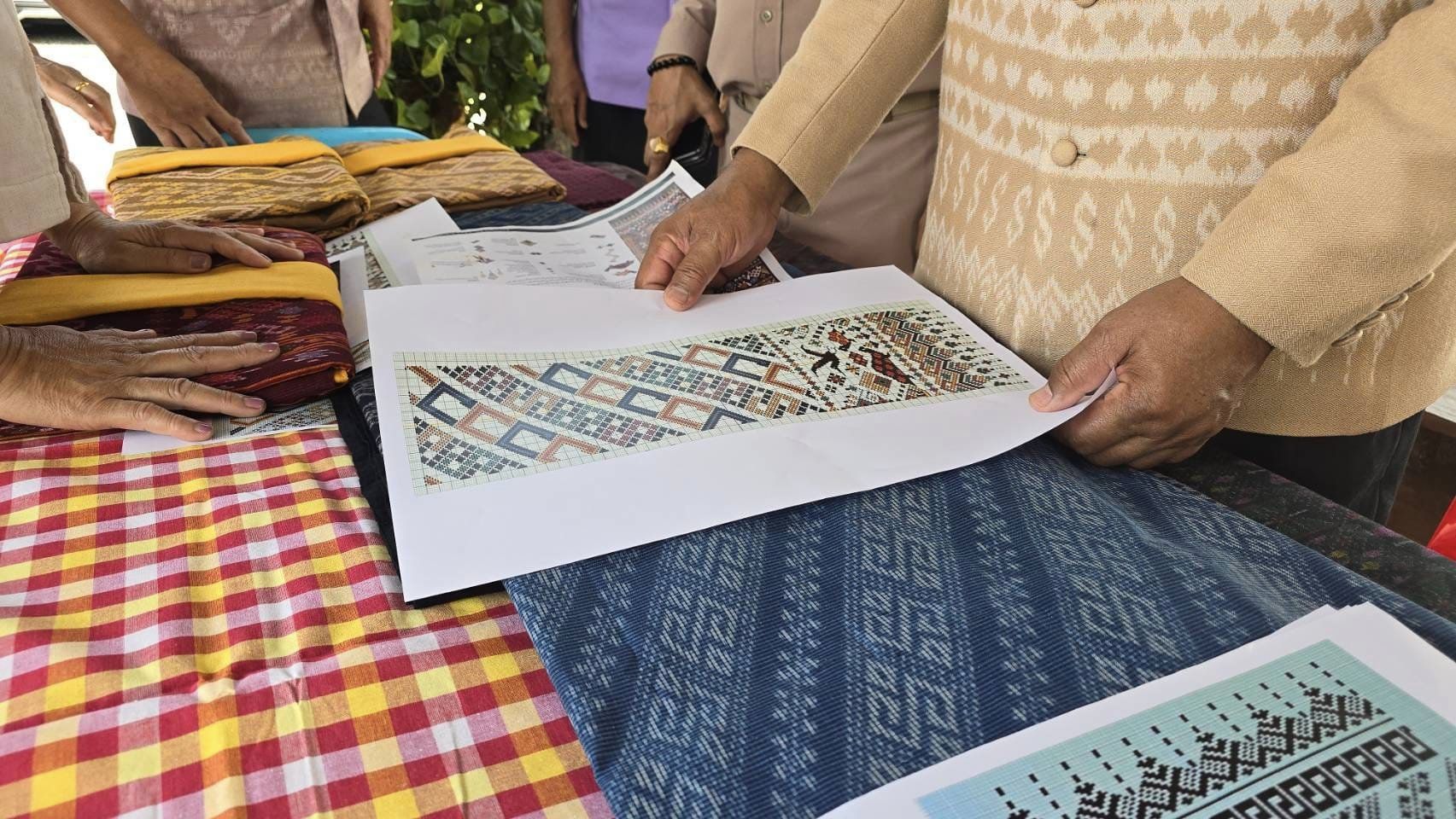 ผู้ตรวจราชการกรมการพัฒนาชุมชน ติดตามการมัดหมี่ทอผ้าผ้าลายพระราชทาน “ลายสิริวชิราภรณ์” ในพื้นที่จังหวัดชัยภูมิ