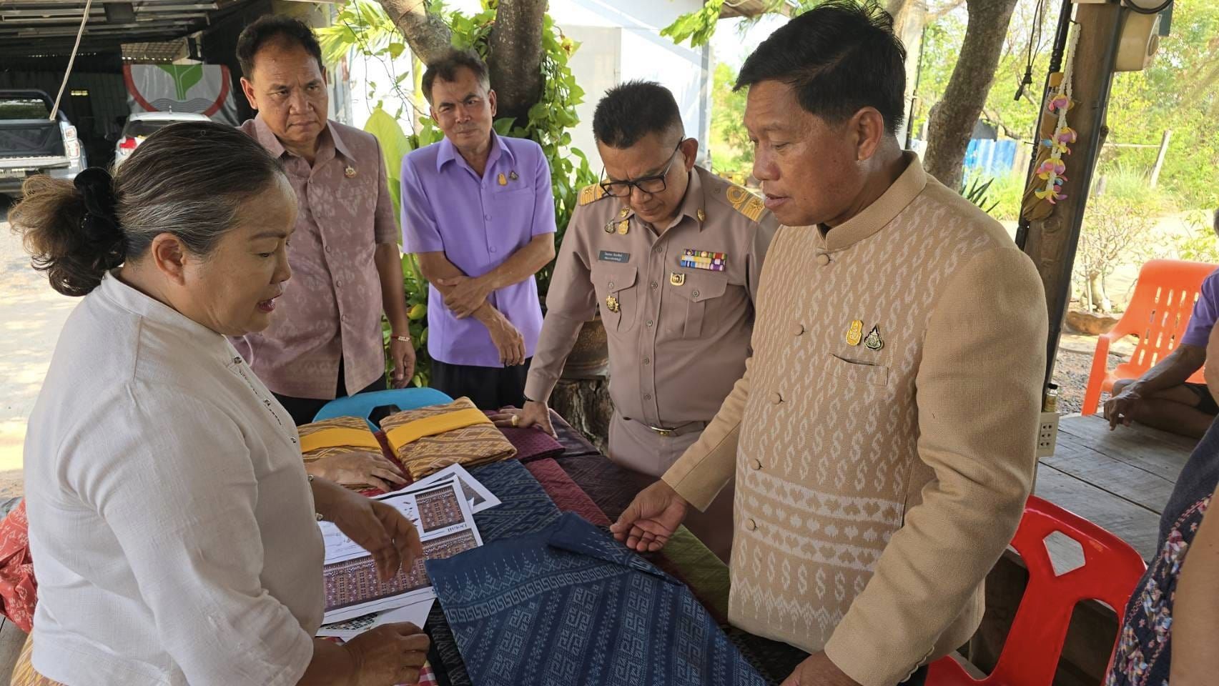ผู้ตรวจราชการกรมการพัฒนาชุมชน ติดตามการมัดหมี่ทอผ้าผ้าลายพระราชทาน “ลายสิริวชิราภรณ์” ในพื้นที่จังหวัดชัยภูมิ