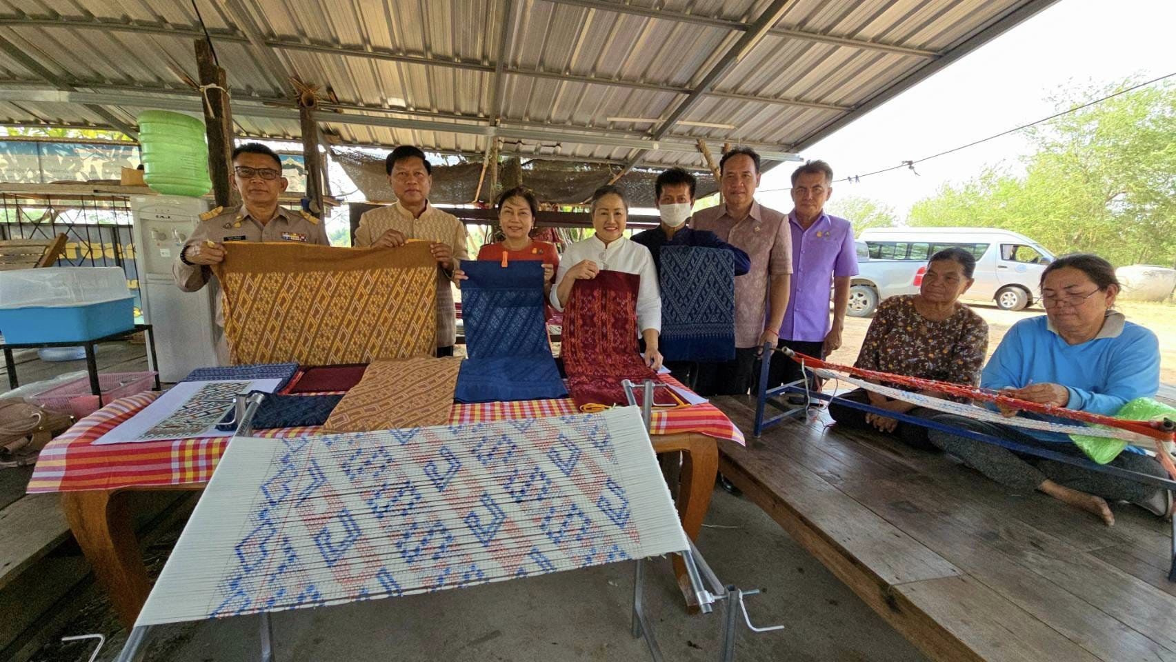 ผู้ตรวจราชการกรมการพัฒนาชุมชน ติดตามการมัดหมี่ทอผ้าผ้าลายพระราชทาน “ลายสิริวชิราภรณ์” ในพื้นที่จังหวัดชัยภูมิ