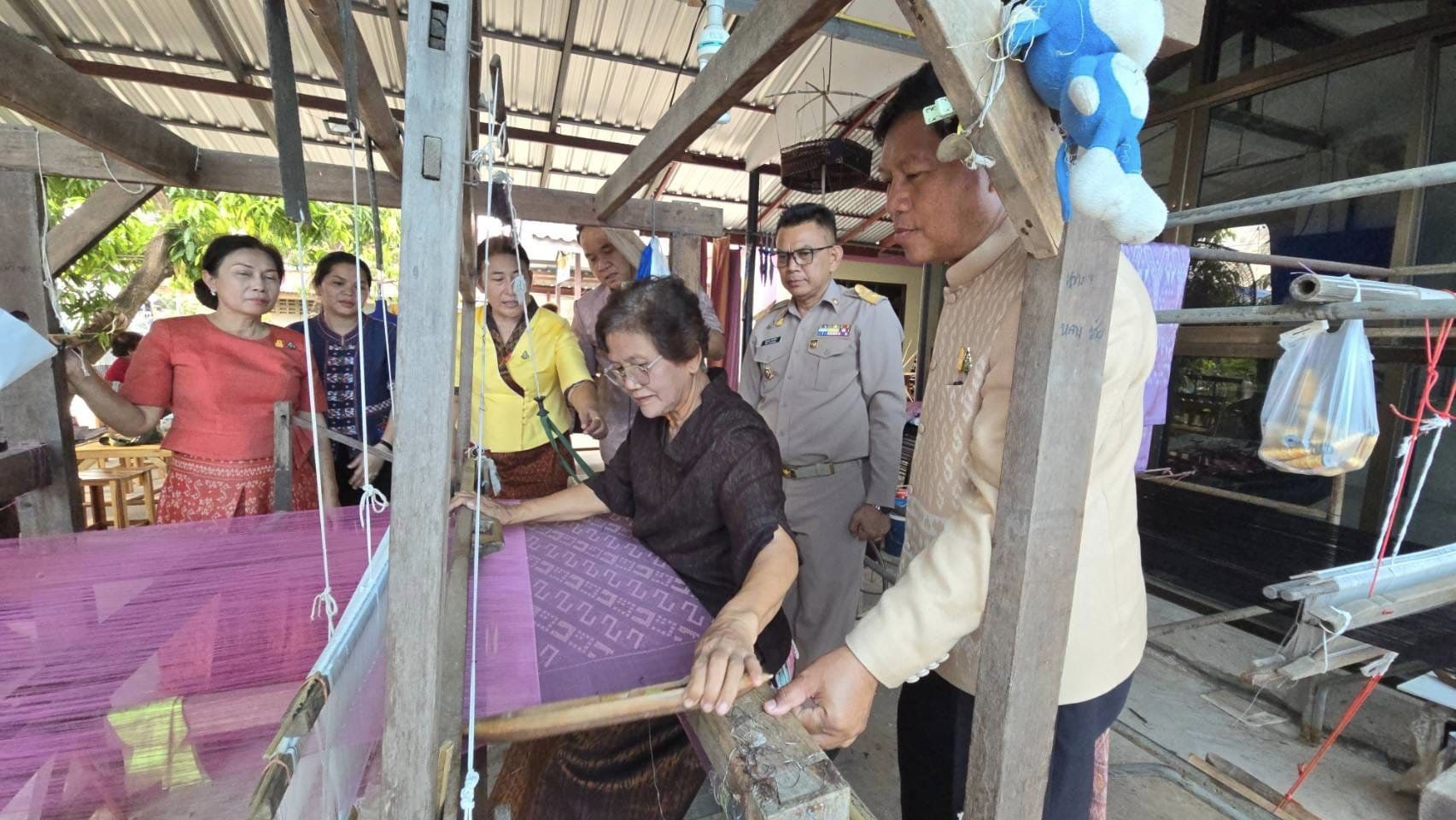ผู้ตรวจราชการกรมการพัฒนาชุมชน ติดตามการมัดหมี่ทอผ้าผ้าลายพระราชทาน “ลายสิริวชิราภรณ์” ในพื้นที่จังหวัดชัยภูมิ