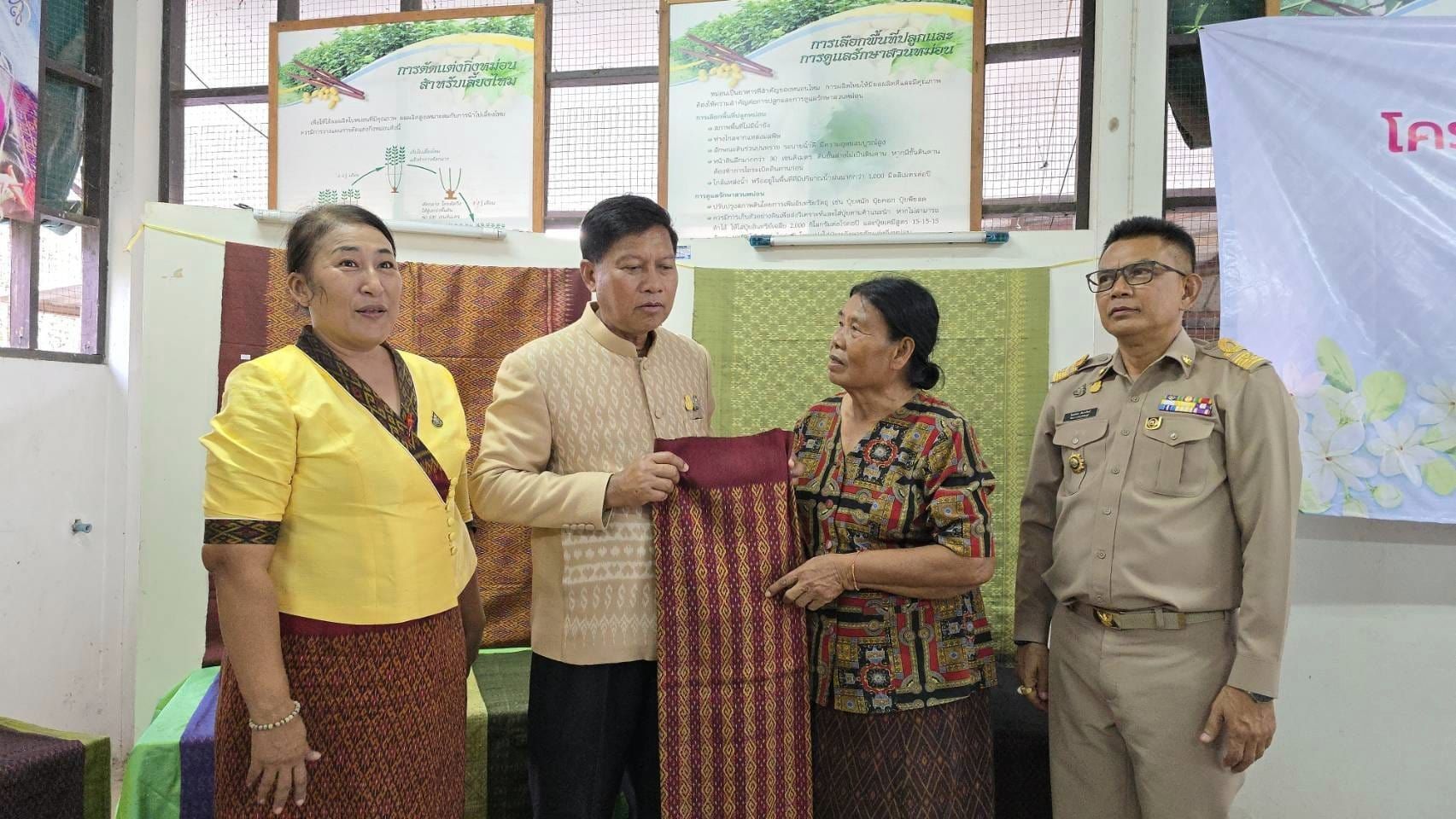 ผู้ตรวจราชการกรมการพัฒนาชุมชน ติดตามการมัดหมี่ทอผ้าผ้าลายพระราชทาน “ลายสิริวชิราภรณ์” ในพื้นที่จังหวัดชัยภูมิ