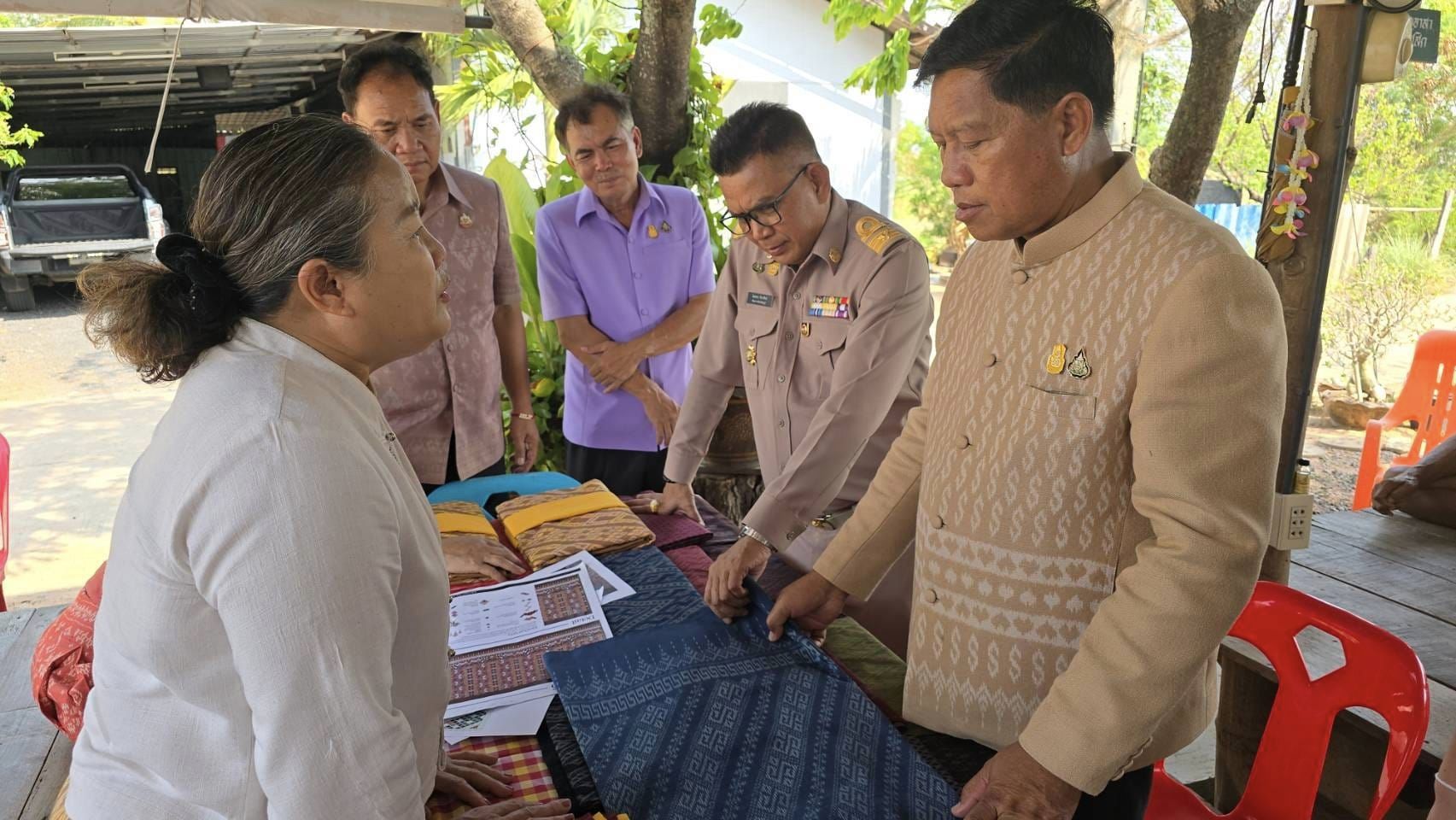 ผู้ตรวจราชการกรมการพัฒนาชุมชน ติดตามการมัดหมี่ทอผ้าผ้าลายพระราชทาน “ลายสิริวชิราภรณ์” ในพื้นที่จังหวัดชัยภูมิ