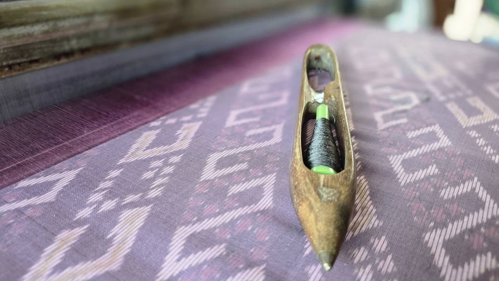 ผู้ตรวจราชการกรมการพัฒนาชุมชน ติดตามการมัดหมี่ทอผ้าผ้าลายพระราชทาน “ลายสิริวชิราภรณ์” ในพื้นที่จังหวัดชัยภูมิ