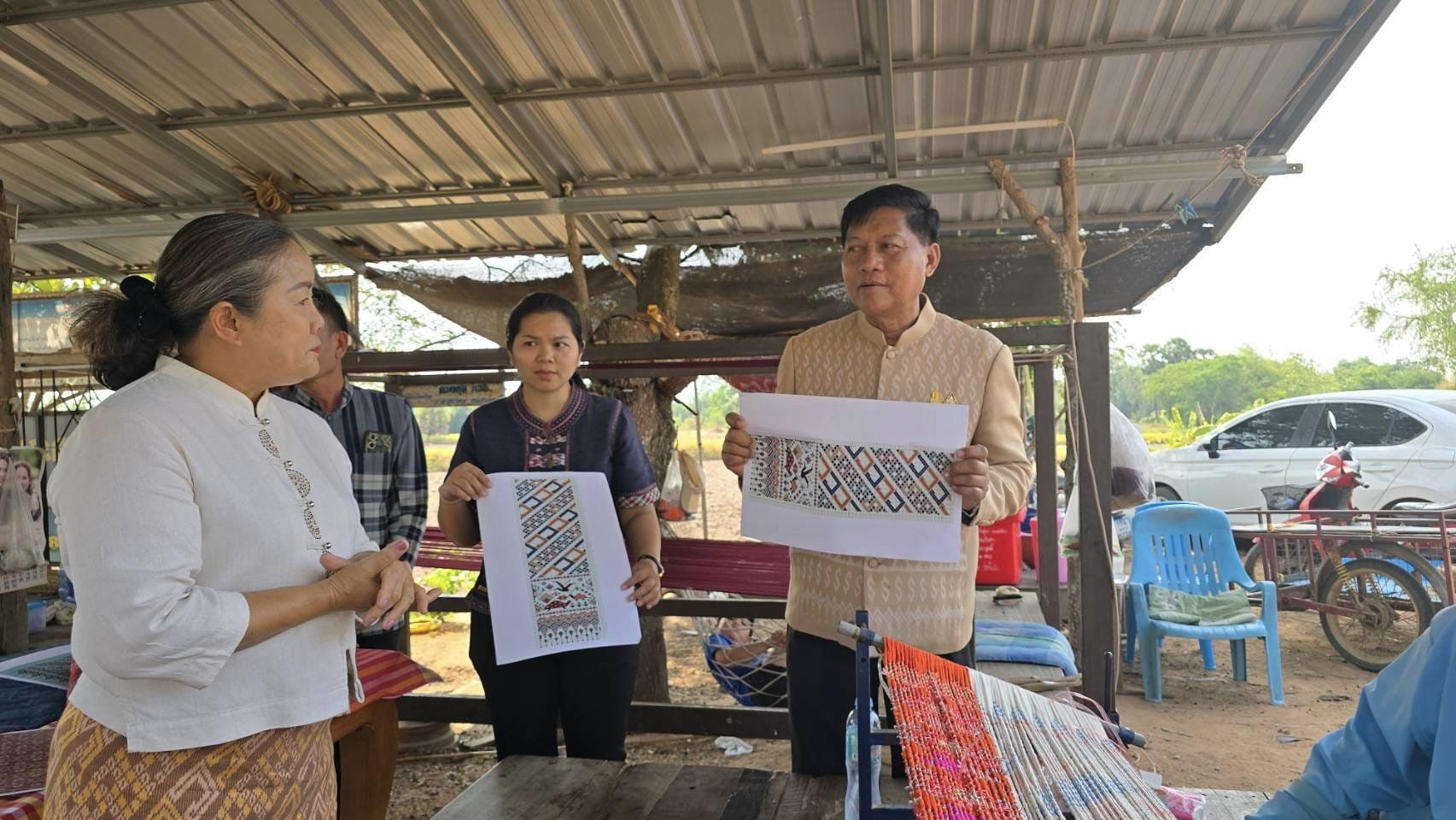 ผู้ตรวจราชการกรมการพัฒนาชุมชน ติดตามการมัดหมี่ทอผ้าผ้าลายพระราชทาน “ลายสิริวชิราภรณ์” ในพื้นที่จังหวัดชัยภูมิ