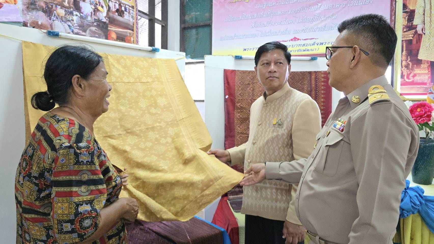 ผู้ตรวจราชการกรมการพัฒนาชุมชน ติดตามการมัดหมี่ทอผ้าผ้าลายพระราชทาน “ลายสิริวชิราภรณ์” ในพื้นที่จังหวัดชัยภูมิ