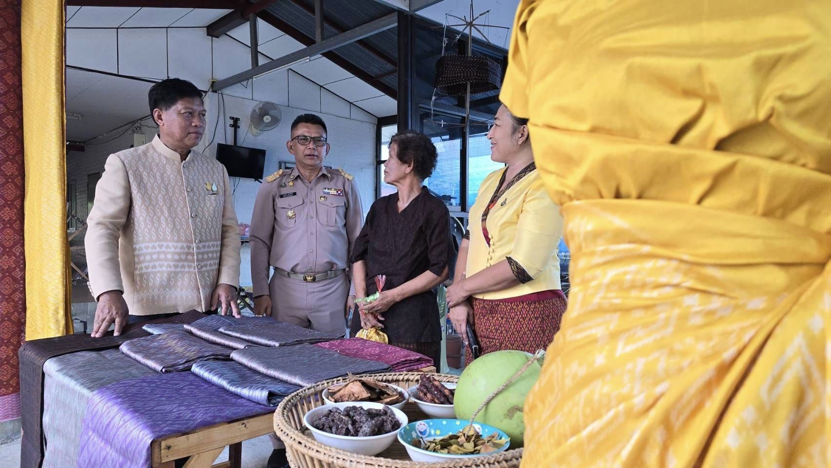 ผู้ตรวจราชการกรมการพัฒนาชุมชน ติดตามการมัดหมี่ทอผ้าผ้าลายพระราชทาน “ลายสิริวชิราภรณ์” ในพื้นที่จังหวัดชัยภูมิ