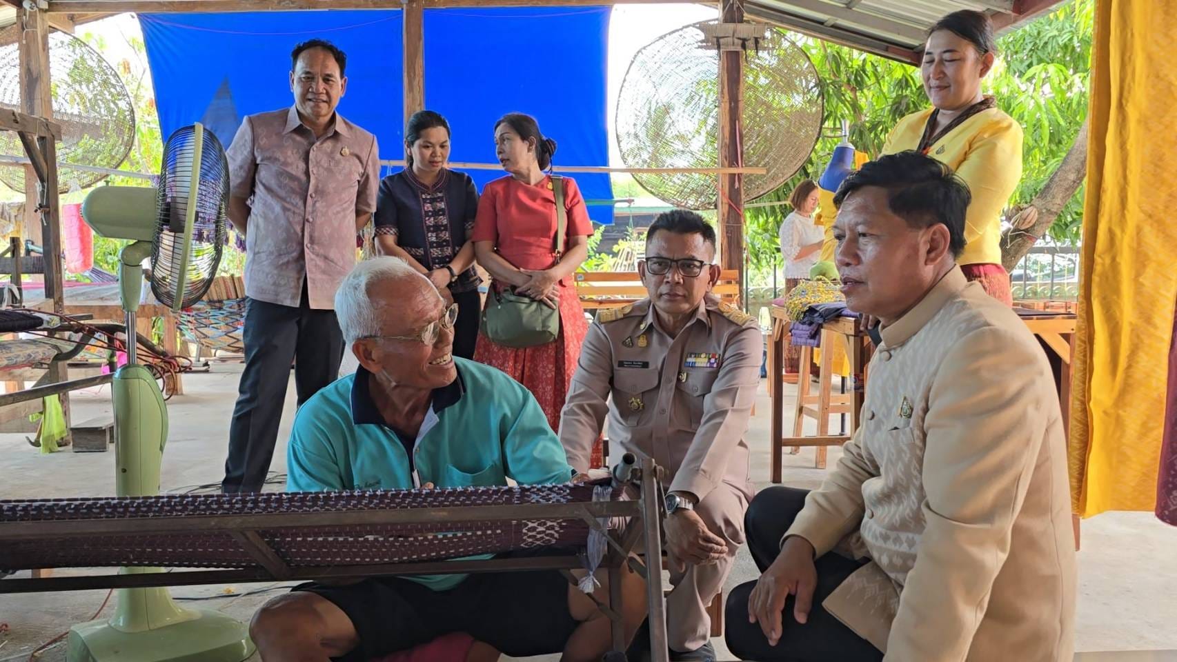 ผู้ตรวจราชการกรมการพัฒนาชุมชน ติดตามการมัดหมี่ทอผ้าผ้าลายพระราชทาน “ลายสิริวชิราภรณ์” ในพื้นที่จังหวัดชัยภูมิ
