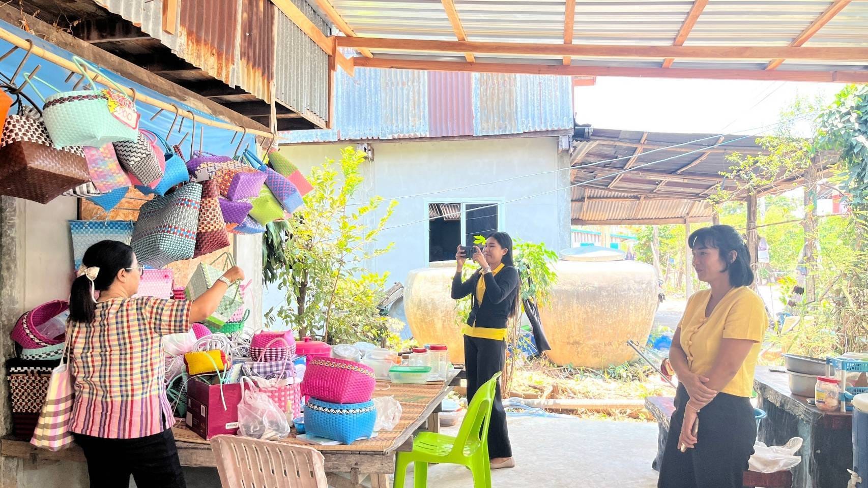 พช.ชัยภูมิ : ร่วมติดตามและสนับสนุนการบริหารจัดการหนี้ และกลุ่มอาชีพที่ลงทะเบียนผลิตภัณฑ์ชุมชน OTOP ประจำปี 2567 อำเภอแก้งคร้อ