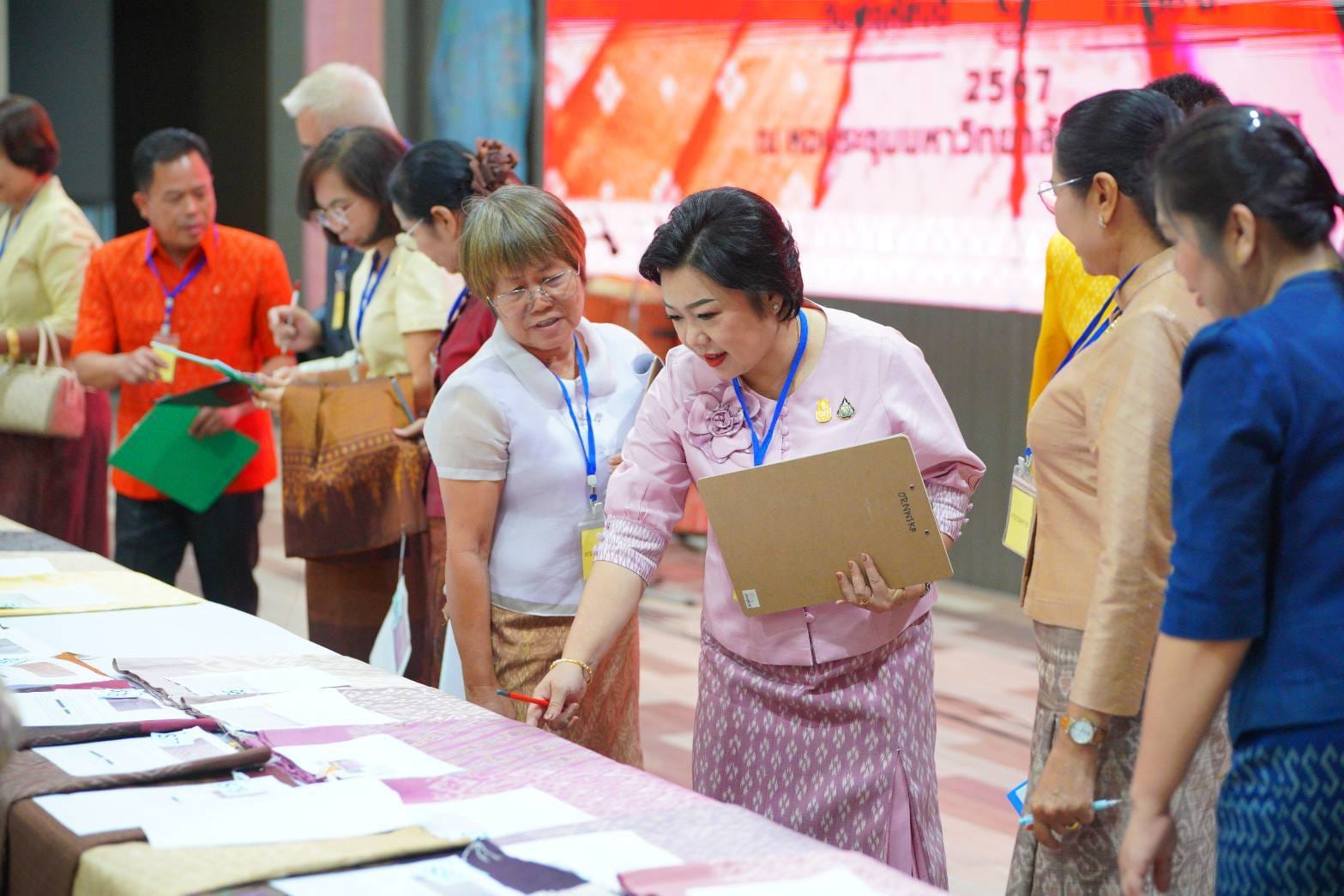 “หมี่ร่ายลายขอน้อยนาคคู่” คว้าสุดยอดผ้าจังหวัดชัยภูมิ ในงานประกวดสุดยอดผ้าจังหวัดชัยภูมิ ประจำปี 2567 “อนุรักษ์มรดกภูมิปัญญา ร่วมสืบสานตำนานผ้าชัยภูมิ”