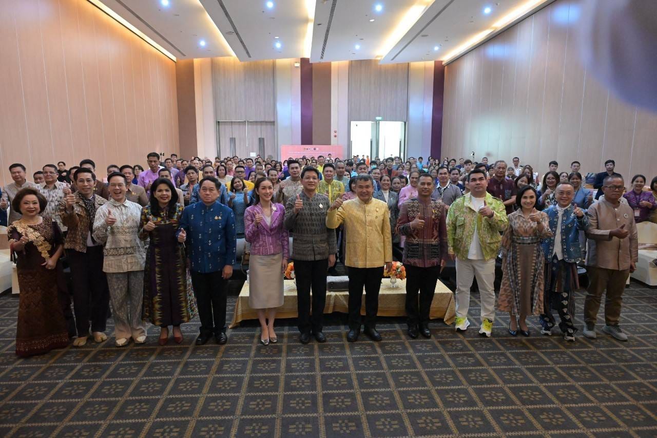 จังหวัดชัยภูมิ สนองแนวพระดำริ “ผ้าไทยใส่ให้สนุก” ในสมเด็จพระเจ้าลูกเธอ เจ้าฟ้าสิริวัณณวรี นารีรัตนราชกัญญา นำกลุ่มผู้ผลิต ผู้ประกอบการ OTOP ผ้าไทยเข้าร่วมโค้ชชิ่ง “ผ้าลายสิริวชิราภรณ์” และงานหัตถกรรม ณ จุดดำเนินการที่ 4 จังหวัดขอนแก่น