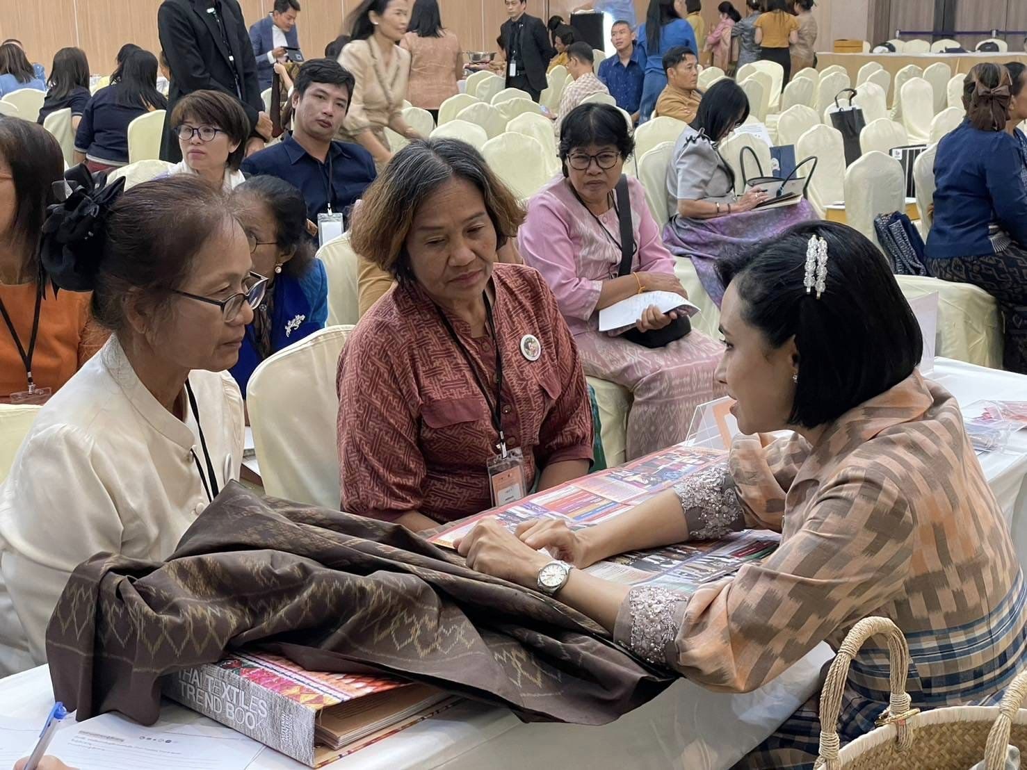 จังหวัดชัยภูมิ สนองแนวพระดำริ “ผ้าไทยใส่ให้สนุก” ในสมเด็จพระเจ้าลูกเธอ เจ้าฟ้าสิริวัณณวรี นารีรัตนราชกัญญา นำกลุ่มผู้ผลิต ผู้ประกอบการ OTOP ผ้าไทยเข้าร่วมโค้ชชิ่ง “ผ้าลายสิริวชิราภรณ์” และงานหัตถกรรม ณ จุดดำเนินการที่ 4 จังหวัดขอนแก่น