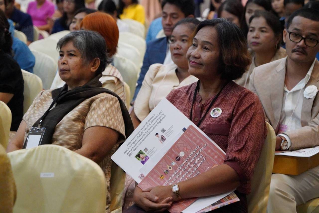 จังหวัดชัยภูมิ สนองแนวพระดำริ “ผ้าไทยใส่ให้สนุก” ในสมเด็จพระเจ้าลูกเธอ เจ้าฟ้าสิริวัณณวรี นารีรัตนราชกัญญา นำกลุ่มผู้ผลิต ผู้ประกอบการ OTOP ผ้าไทยเข้าร่วมโค้ชชิ่ง “ผ้าลายสิริวชิราภรณ์” และงานหัตถกรรม ณ จุดดำเนินการที่ 4 จังหวัดขอนแก่น