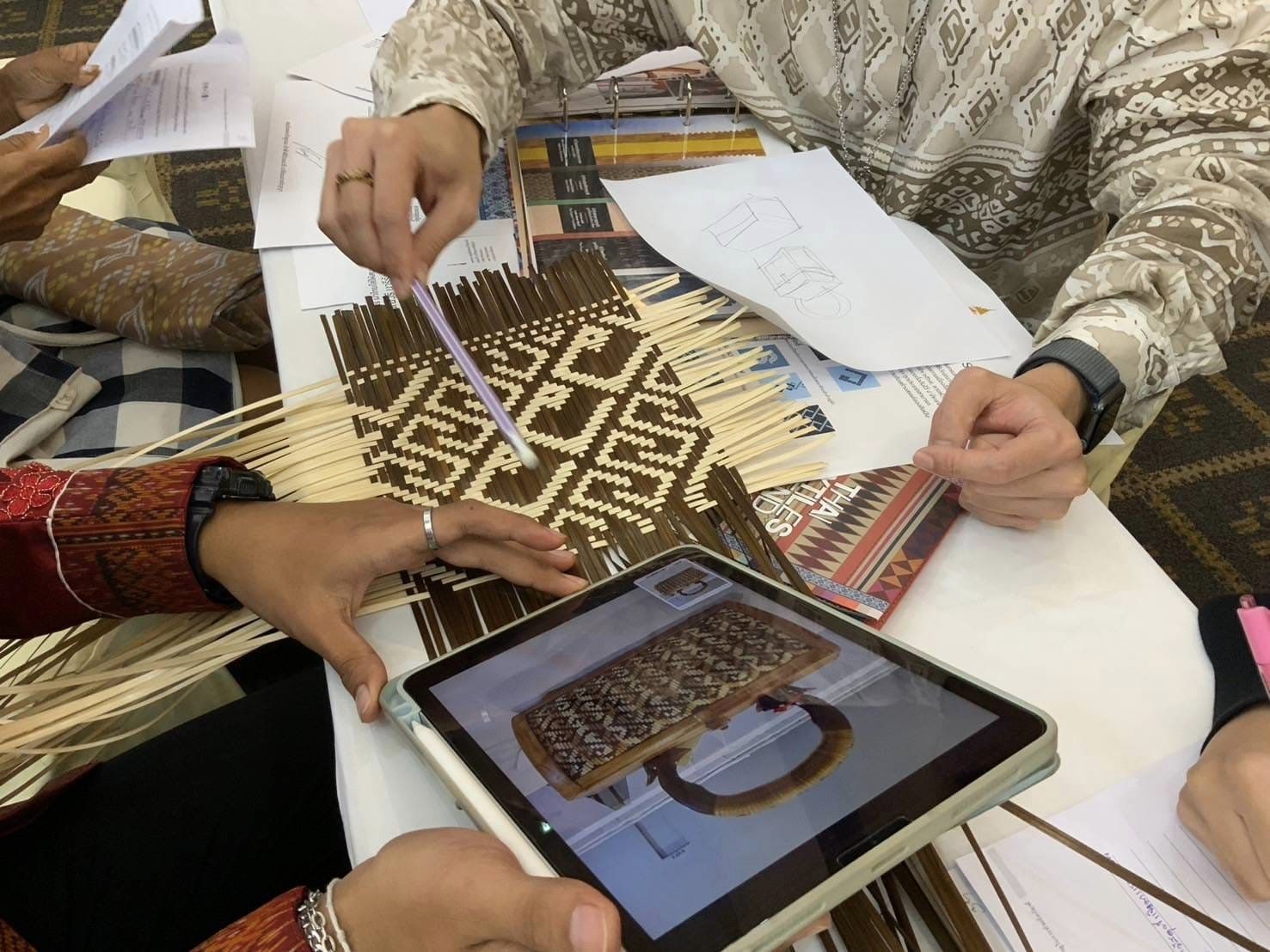 จังหวัดชัยภูมิ สนองแนวพระดำริ “ผ้าไทยใส่ให้สนุก” ในสมเด็จพระเจ้าลูกเธอ เจ้าฟ้าสิริวัณณวรี นารีรัตนราชกัญญา นำกลุ่มผู้ผลิต ผู้ประกอบการ OTOP ผ้าไทยเข้าร่วมโค้ชชิ่ง “ผ้าลายสิริวชิราภรณ์” และงานหัตถกรรม ณ จุดดำเนินการที่ 4 จังหวัดขอนแก่น