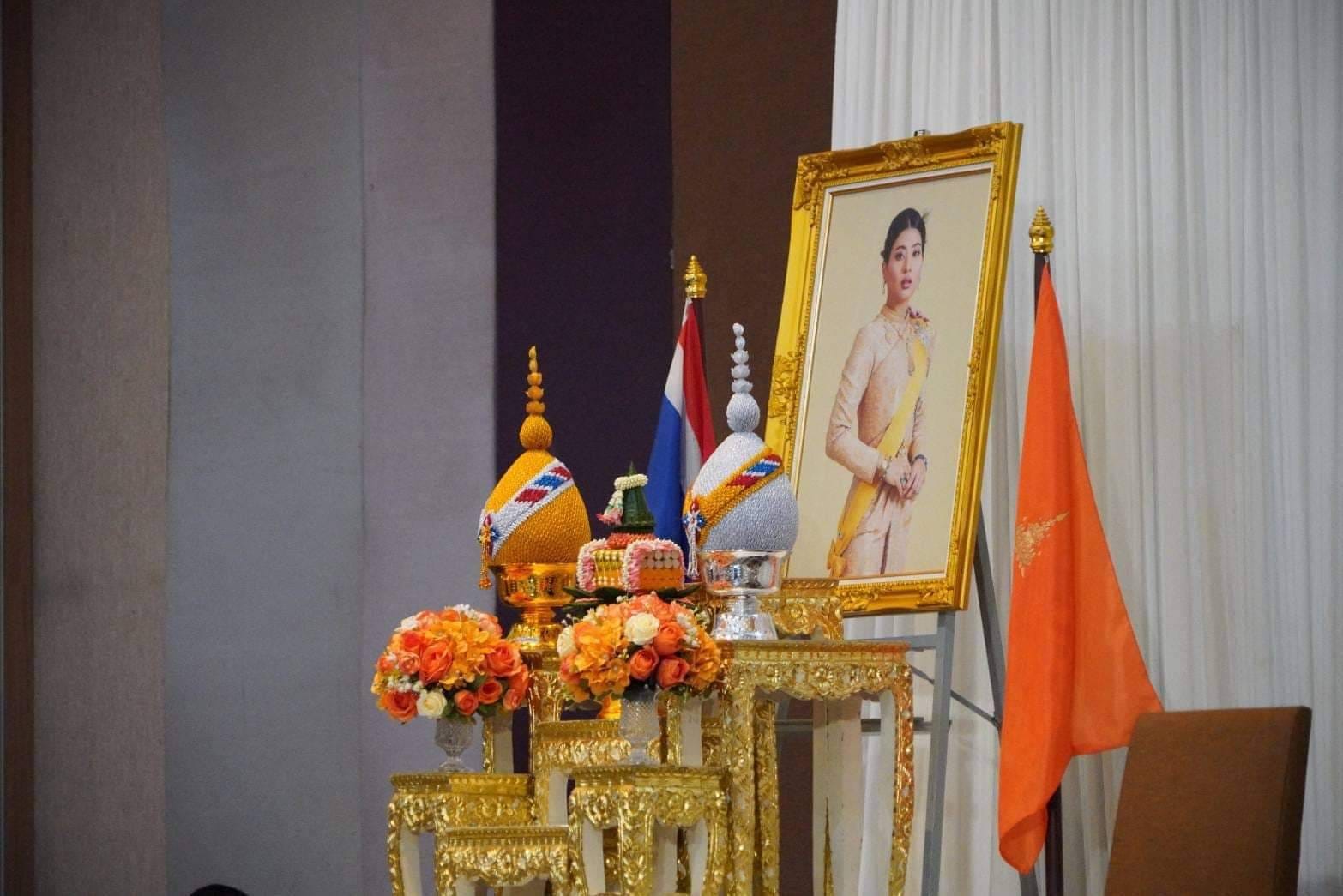 จังหวัดชัยภูมิ สนองแนวพระดำริ “ผ้าไทยใส่ให้สนุก” ในสมเด็จพระเจ้าลูกเธอ เจ้าฟ้าสิริวัณณวรี นารีรัตนราชกัญญา นำกลุ่มผู้ผลิต ผู้ประกอบการ OTOP ผ้าไทยเข้าร่วมโค้ชชิ่ง “ผ้าลายสิริวชิราภรณ์” และงานหัตถกรรม ณ จุดดำเนินการที่ 4 จังหวัดขอนแก่น