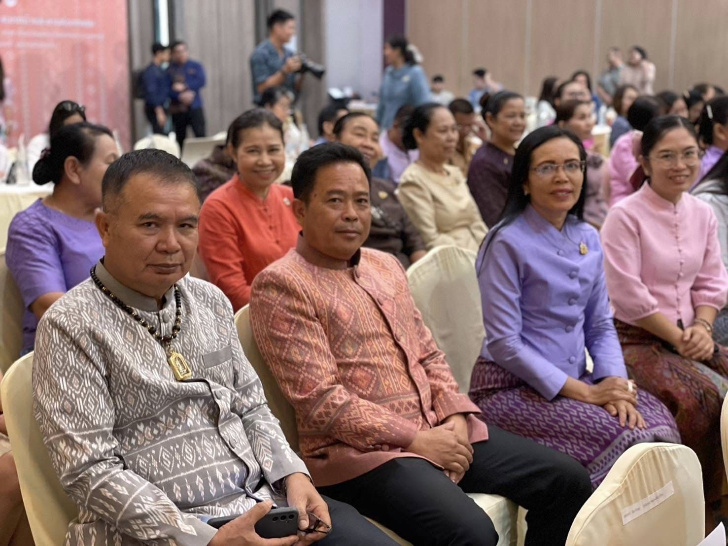 จังหวัดชัยภูมิ สนองแนวพระดำริ “ผ้าไทยใส่ให้สนุก” ในสมเด็จพระเจ้าลูกเธอ เจ้าฟ้าสิริวัณณวรี นารีรัตนราชกัญญา นำกลุ่มผู้ผลิต ผู้ประกอบการ OTOP ผ้าไทยเข้าร่วมโค้ชชิ่ง “ผ้าลายสิริวชิราภรณ์” และงานหัตถกรรม ณ จุดดำเนินการที่ 4 จังหวัดขอนแก่น