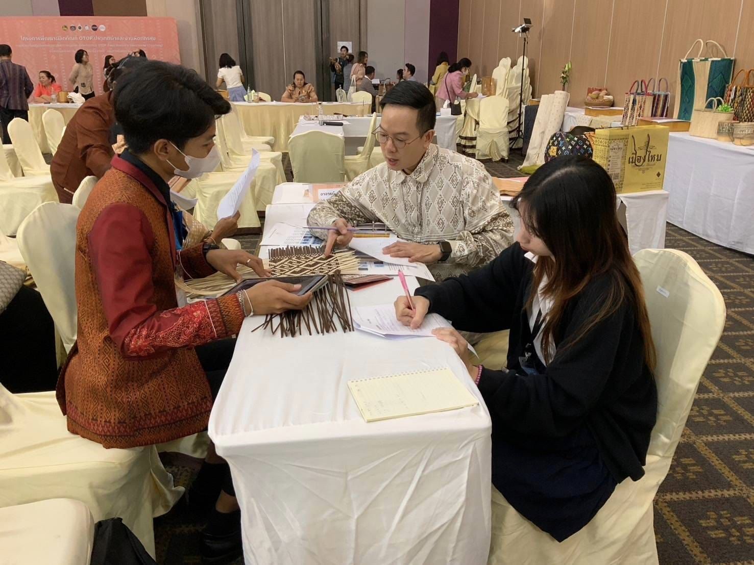 จังหวัดชัยภูมิ สนองแนวพระดำริ “ผ้าไทยใส่ให้สนุก” ในสมเด็จพระเจ้าลูกเธอ เจ้าฟ้าสิริวัณณวรี นารีรัตนราชกัญญา นำกลุ่มผู้ผลิต ผู้ประกอบการ OTOP ผ้าไทยเข้าร่วมโค้ชชิ่ง “ผ้าลายสิริวชิราภรณ์” และงานหัตถกรรม ณ จุดดำเนินการที่ 4 จังหวัดขอนแก่น