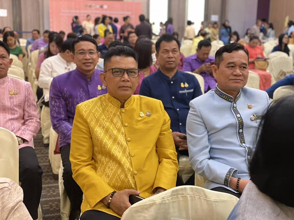 จังหวัดชัยภูมิ สนองแนวพระดำริ “ผ้าไทยใส่ให้สนุก” ในสมเด็จพระเจ้าลูกเธอ เจ้าฟ้าสิริวัณณวรี นารีรัตนราชกัญญา นำกลุ่มผู้ผลิต ผู้ประกอบการ OTOP ผ้าไทยเข้าร่วมโค้ชชิ่ง “ผ้าลายสิริวชิราภรณ์” และงานหัตถกรรม ณ จุดดำเนินการที่ 4 จังหวัดขอนแก่น