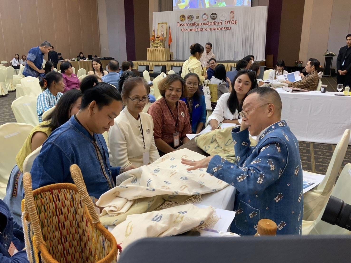 จังหวัดชัยภูมิ สนองแนวพระดำริ “ผ้าไทยใส่ให้สนุก” ในสมเด็จพระเจ้าลูกเธอ เจ้าฟ้าสิริวัณณวรี นารีรัตนราชกัญญา นำกลุ่มผู้ผลิต ผู้ประกอบการ OTOP ผ้าไทยเข้าร่วมโค้ชชิ่ง “ผ้าลายสิริวชิราภรณ์” และงานหัตถกรรม ณ จุดดำเนินการที่ 4 จังหวัดขอนแก่น