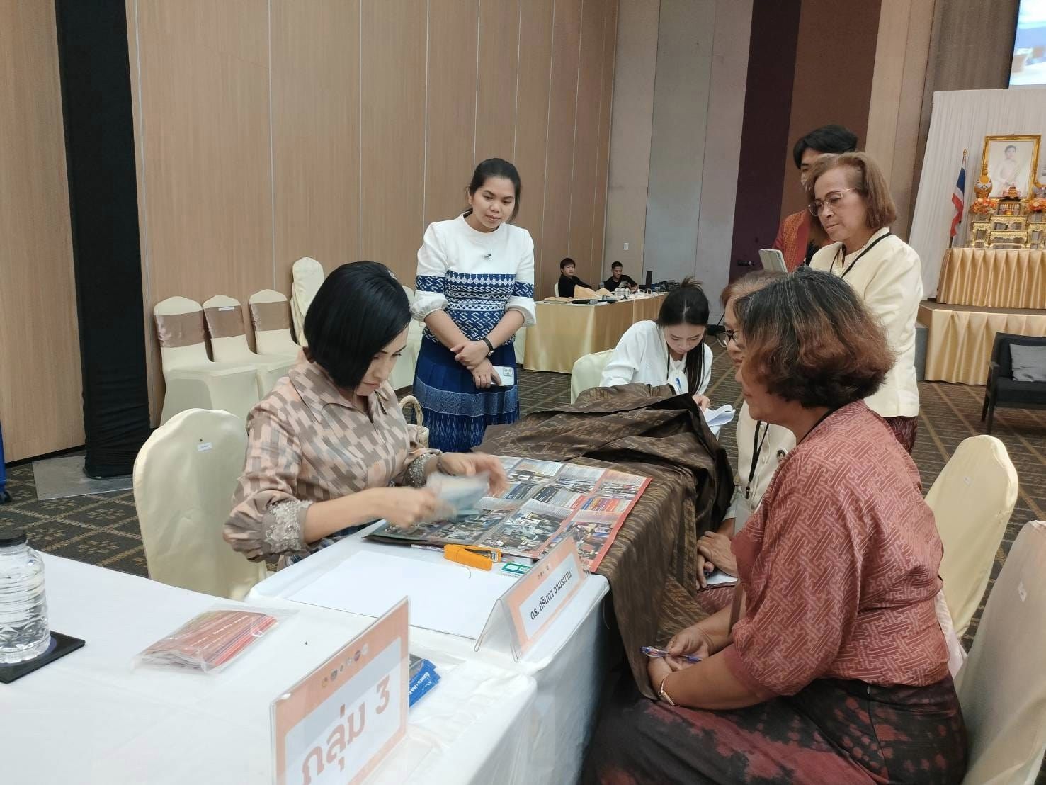 จังหวัดชัยภูมิ สนองแนวพระดำริ “ผ้าไทยใส่ให้สนุก” ในสมเด็จพระเจ้าลูกเธอ เจ้าฟ้าสิริวัณณวรี นารีรัตนราชกัญญา นำกลุ่มผู้ผลิต ผู้ประกอบการ OTOP ผ้าไทยเข้าร่วมโค้ชชิ่ง “ผ้าลายสิริวชิราภรณ์” และงานหัตถกรรม ณ จุดดำเนินการที่ 4 จังหวัดขอนแก่น