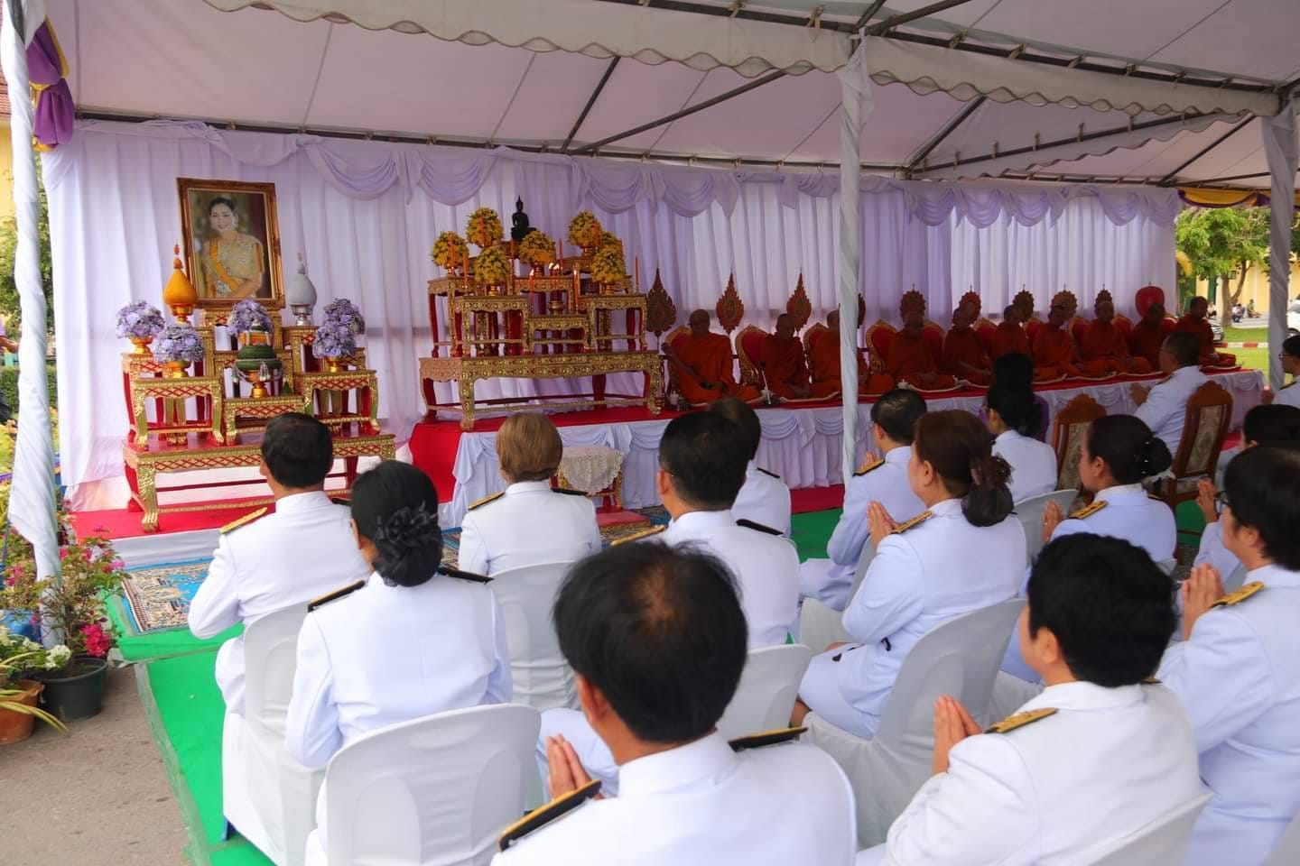 พช.ชัยภูมิ ร่วมพิธีทำบุญตักบาตรถวายพระราชกุศลเฉลิมพระเกียรติ สมเด็จพระนางเจ้าฯ พระบรมราชินี เนื่องในโอกาสวันเฉลิมพระชนมพรรษา 3 มิถุนายน