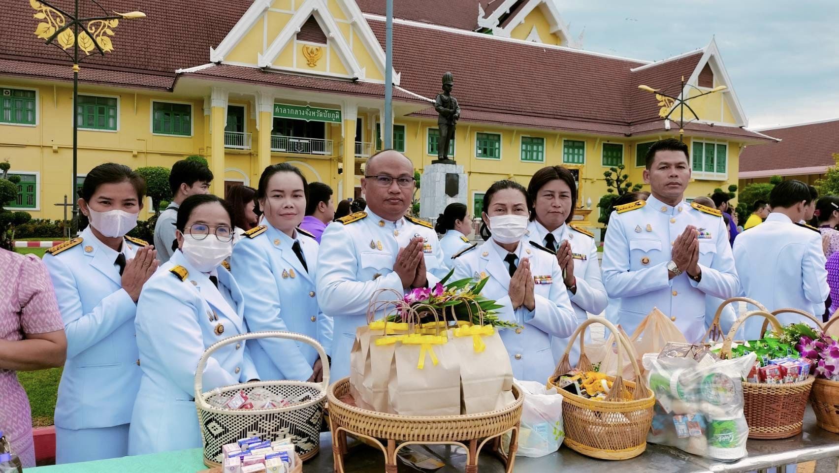 พช.ชัยภูมิ ร่วมพิธีทำบุญตักบาตรถวายพระราชกุศลเฉลิมพระเกียรติ สมเด็จพระนางเจ้าฯ พระบรมราชินี เนื่องในโอกาสวันเฉลิมพระชนมพรรษา 3 มิถุนายน