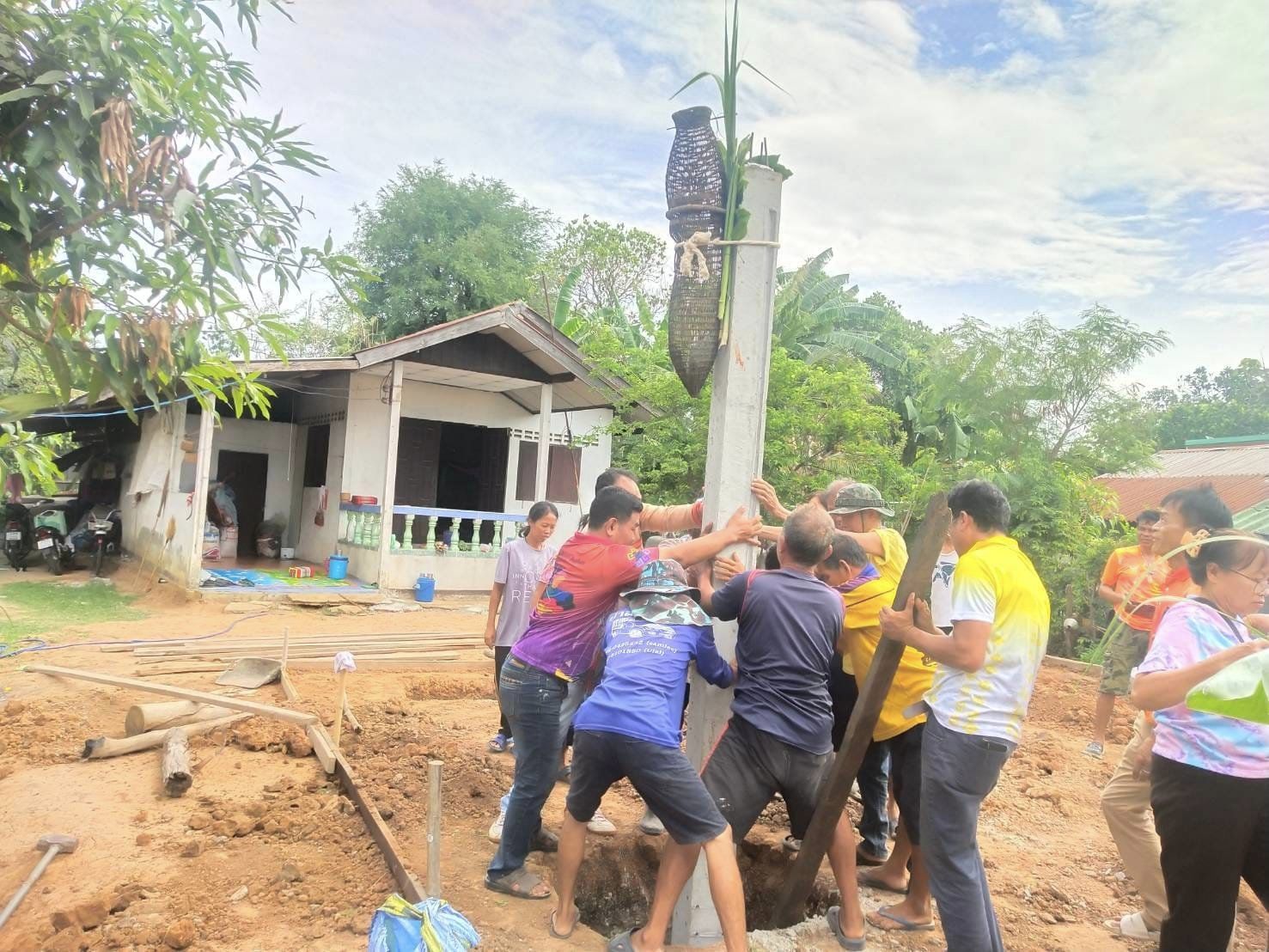 พช.ชัยภูมิ ร่วมลงเสาเอกบ้านห่วงใยจากใจ GLO อำเภอภูเขียว