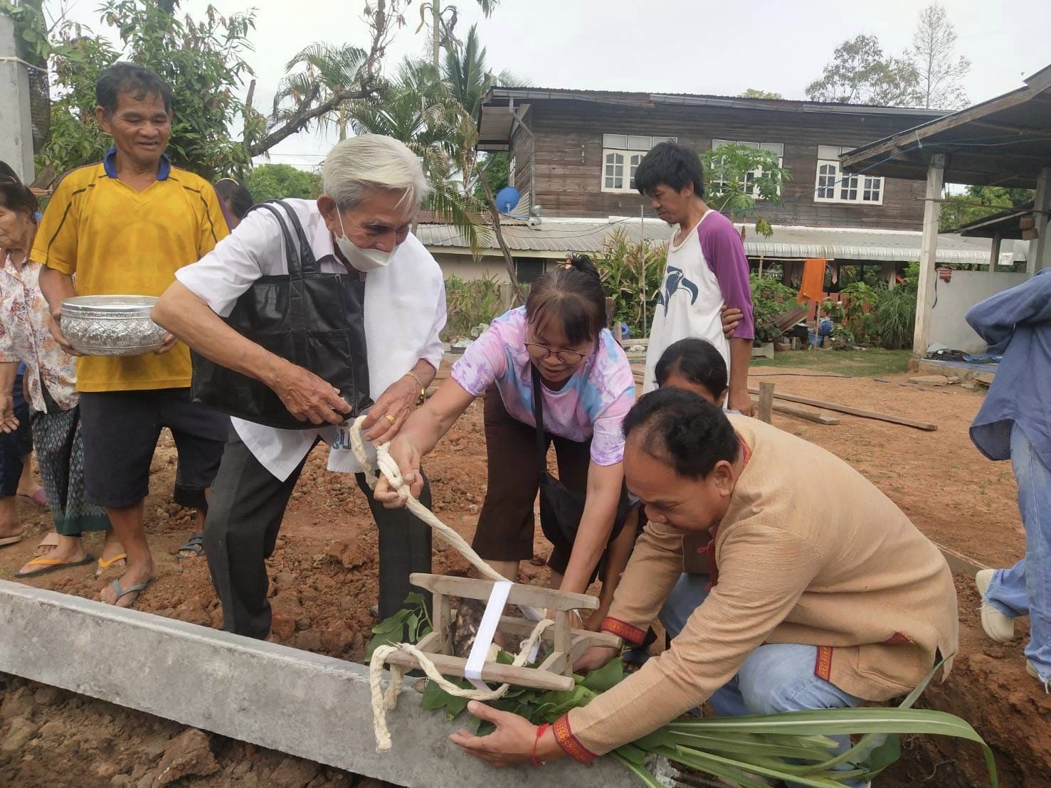 พช.ชัยภูมิ ร่วมลงเสาเอกบ้านห่วงใยจากใจ GLO อำเภอภูเขียว