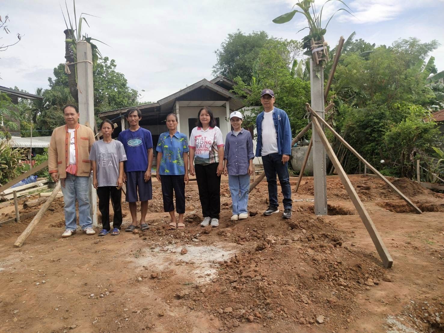 พช.ชัยภูมิ ร่วมลงเสาเอกบ้านห่วงใยจากใจ GLO อำเภอภูเขียว