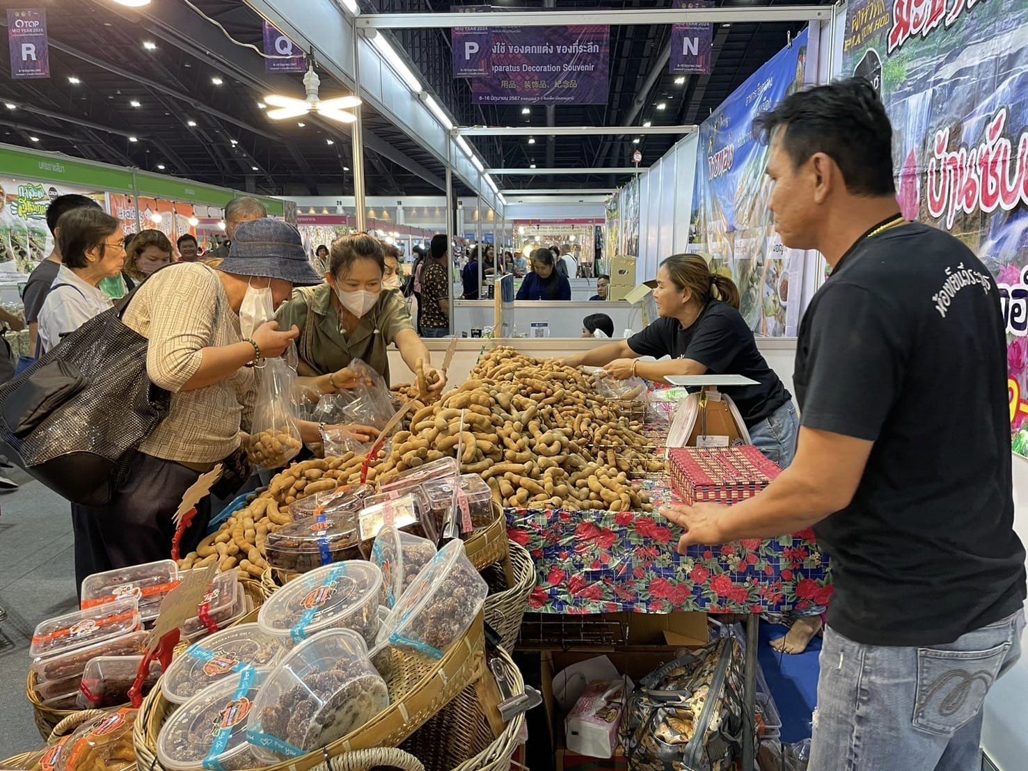 วันที่สองของการจัดงาน OTOP MID YEAR 2024 สินค้าผลิตภัณฑ์ชุมชน OTOP ของดีชัยภูมิ ยอดจำหน่ายกว่า 6.6 แสนบาท