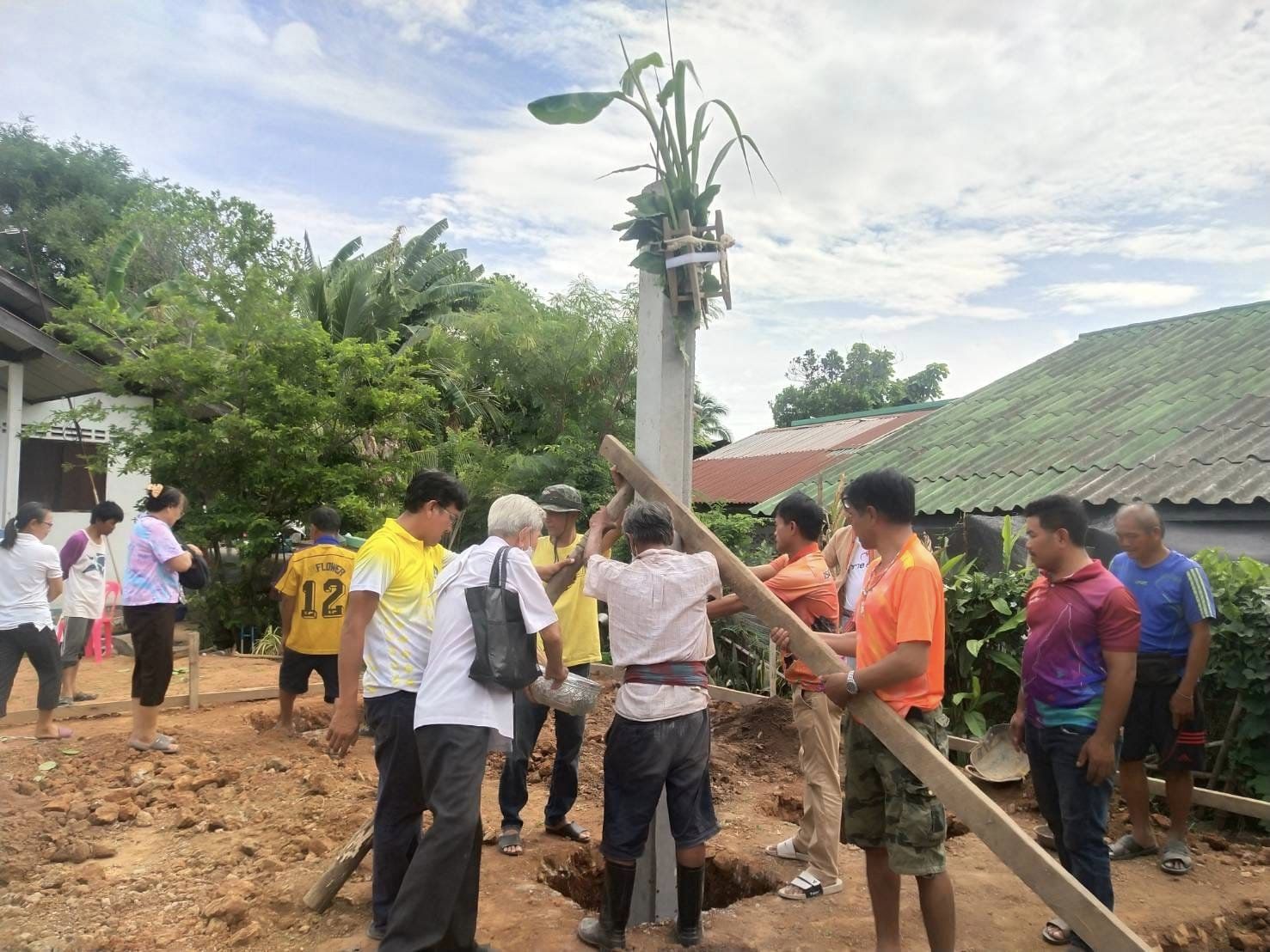 พช.ชัยภูมิ ร่วมลงเสาเอกบ้านห่วงใยจากใจ GLO อำเภอภูเขียว