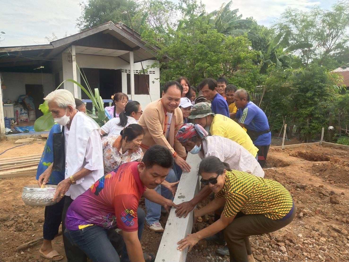 พช.ชัยภูมิ ร่วมลงเสาเอกบ้านห่วงใยจากใจ GLO อำเภอภูเขียว