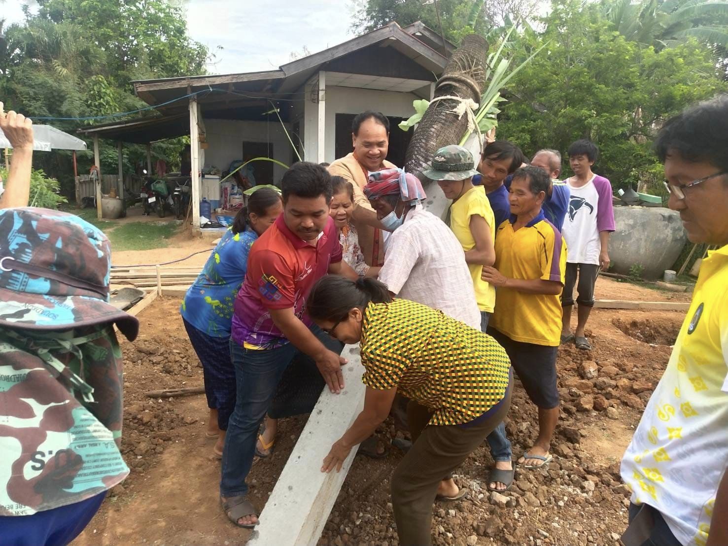 พช.ชัยภูมิ ร่วมลงเสาเอกบ้านห่วงใยจากใจ GLO อำเภอภูเขียว