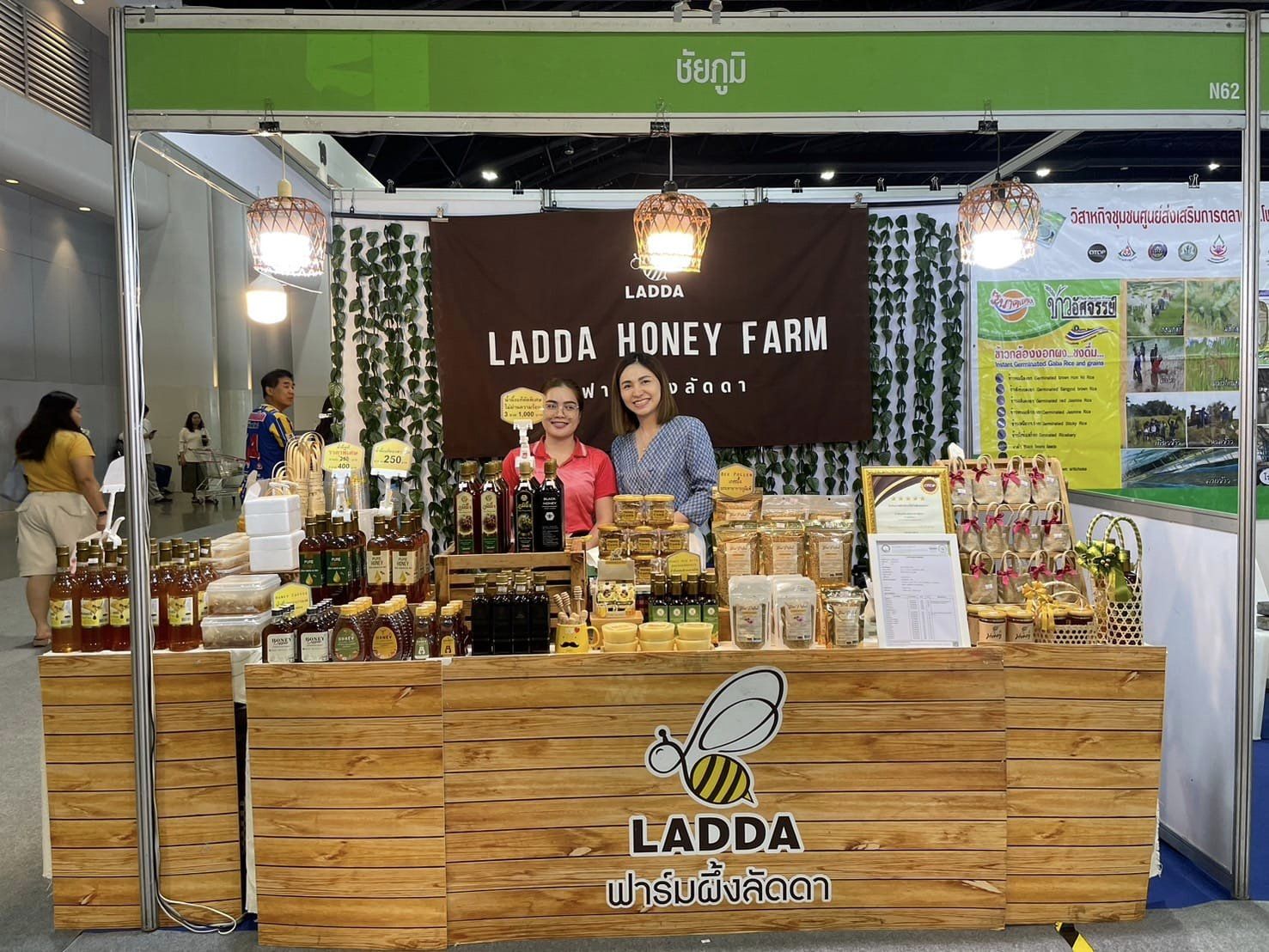 วันที่สองของการจัดงาน OTOP MID YEAR 2024 สินค้าผลิตภัณฑ์ชุมชน OTOP ของดีชัยภูมิ ยอดจำหน่ายกว่า 6.6 แสนบาท