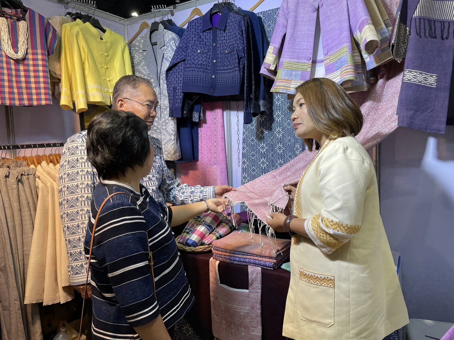 เปิดงาน OTOP MID YEAR 2024 อย่างเป็นทางการ ยอดจำหน่ายสินค้าผลิตภัณฑ์ชุมชน OTOP ของดีชัยภูมิ พุ่งกว่า 7.3 แสนบาท