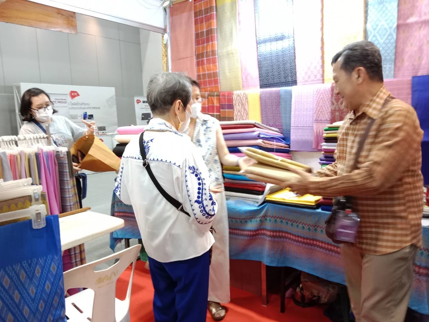 วันที่สองของการจัดงาน OTOP MID YEAR 2024 สินค้าผลิตภัณฑ์ชุมชน OTOP ของดีชัยภูมิ ยอดจำหน่ายกว่า 6.6 แสนบาท