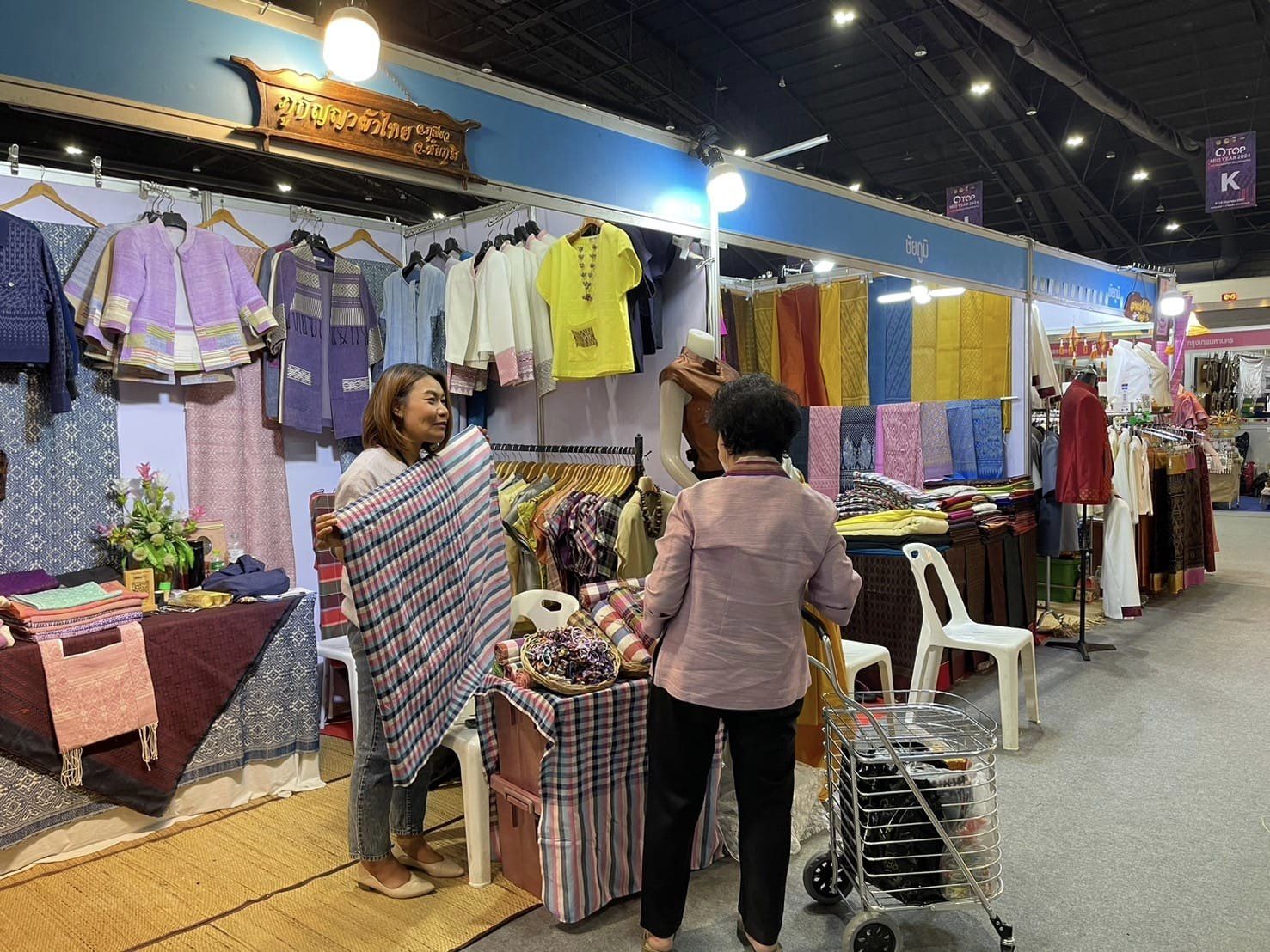 ชัยภูมิโกย 2.7 ล้าน! จากงาน4วัน OTOP MIDYEAR 2024 คึกคัก ผ้าไหม-หม่ำชวนชิมขายดี