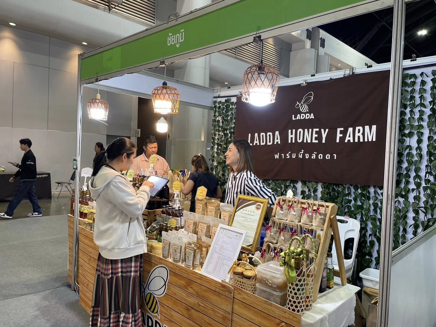 ชัยภูมิโกย 2.7 ล้าน! จากงาน4วัน OTOP MIDYEAR 2024 คึกคัก ผ้าไหม-หม่ำชวนชิมขายดี