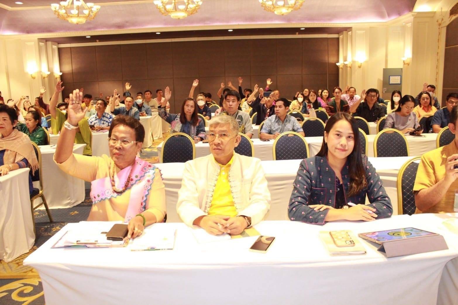 ผ้าไหมชัยภูมิสินค้ายอดนิยม ลูกค้า OTOP Midyear 2024 อุดหนุนสินค้า OTOP ชัยภูมิ ยอดจำหน่ายวันที่ 5 เฉียดล้าน!!!