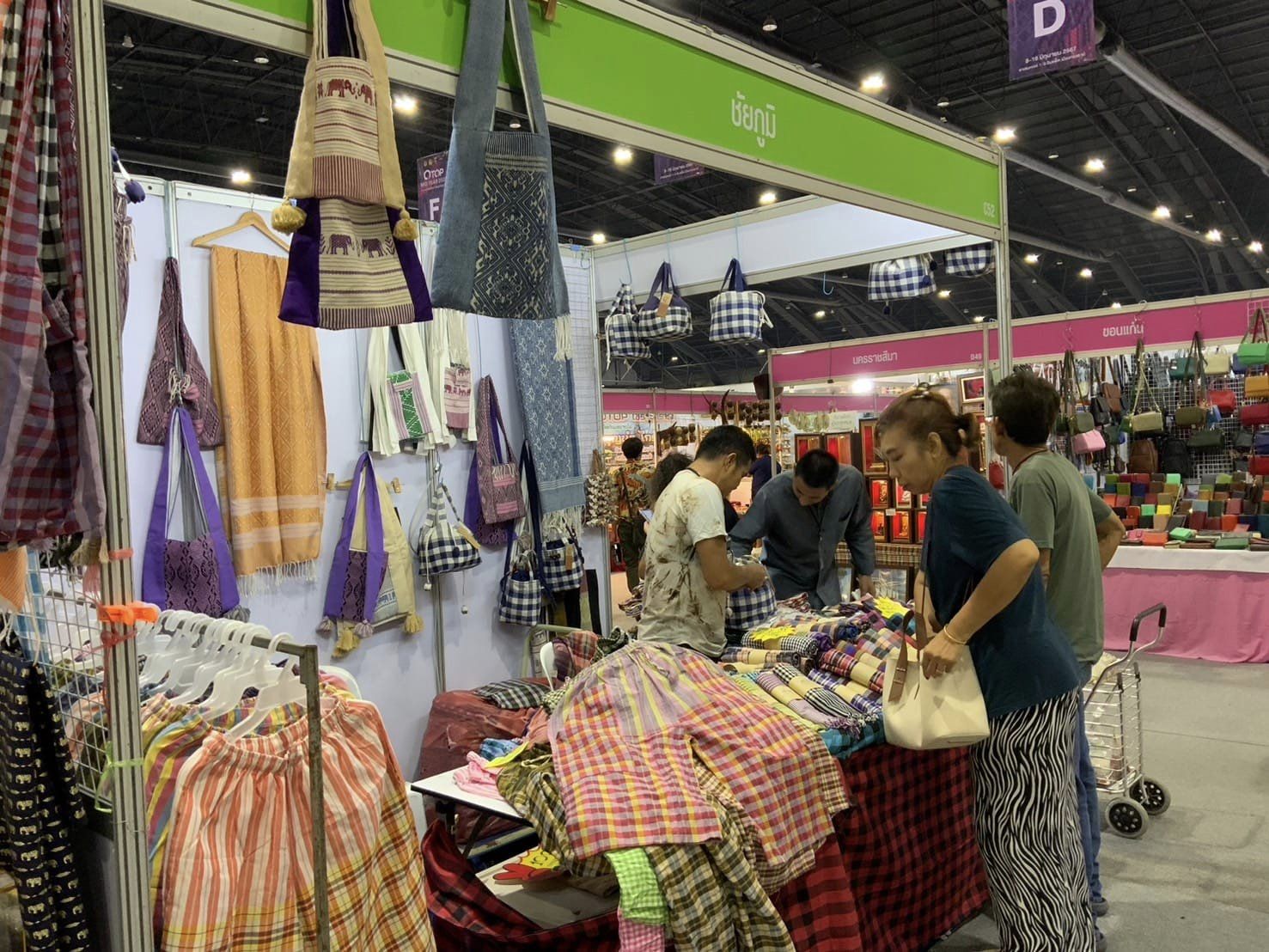 ชัยภูมิคึกคัก! งาน OTOP Midyear 2024 สุดปัง