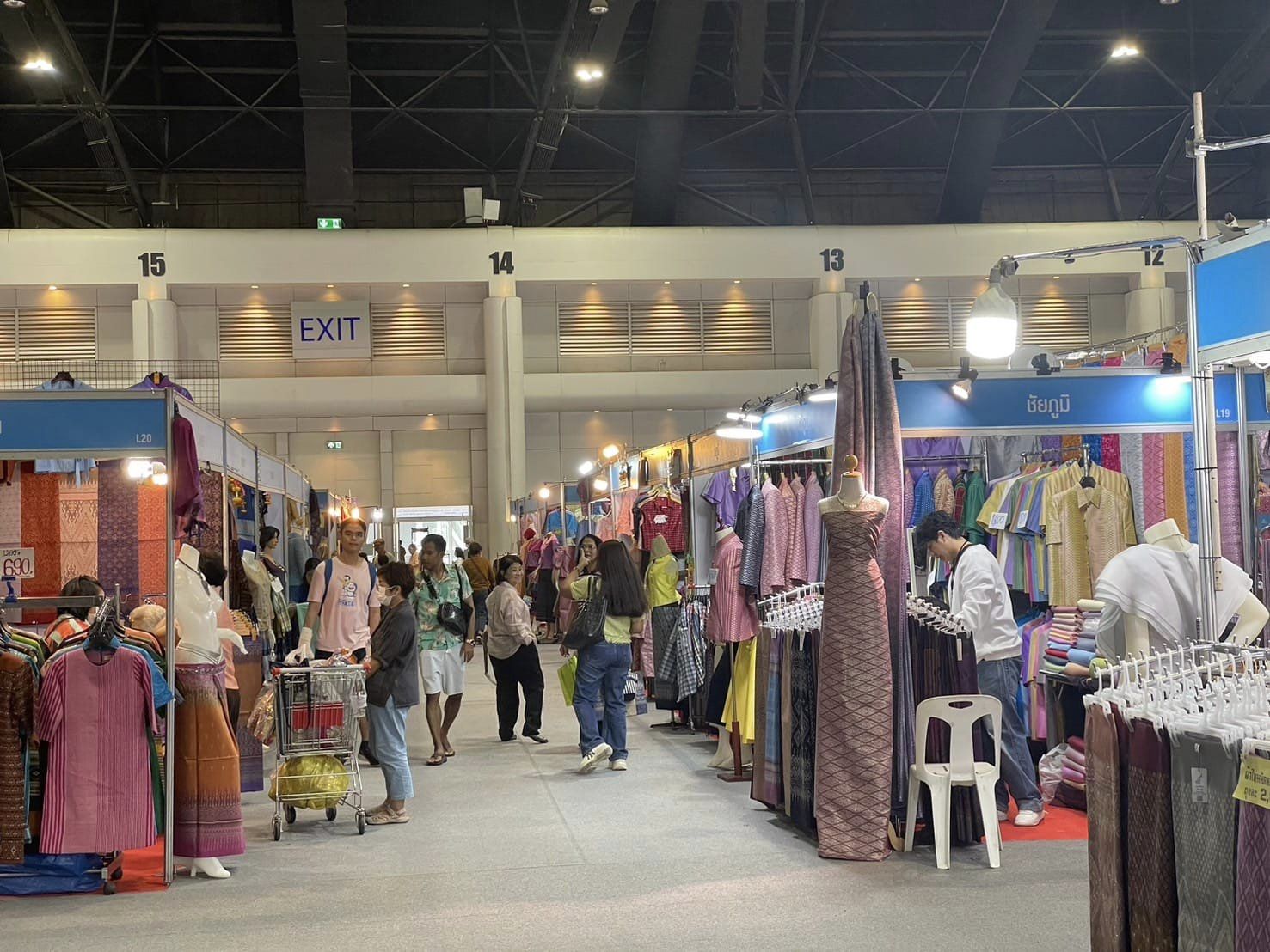 ชัยภูมิ ภูมิใจนำเสนอสินค้าผลิตภัณฑ์ภูมิปัญญาท้องถิ่น ร่วมจัดแสดงและจำหน่ายในงาน OTOP Midyear 2024 เป็นวันที่หก รวมรายได้กว่า 4.4 ล้านบาท