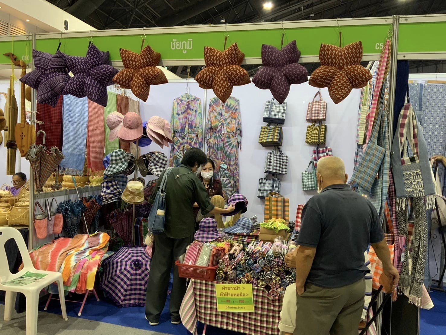 ชัยภูมิ ภูมิใจนำเสนอสินค้าผลิตภัณฑ์ภูมิปัญญาท้องถิ่น ร่วมจัดแสดงและจำหน่ายในงาน OTOP Midyear 2024 เป็นวันที่หก รวมรายได้กว่า 4.4 ล้านบาท