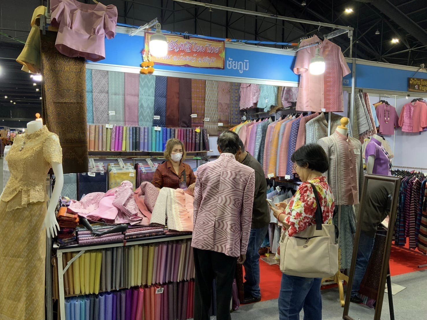 ชัยภูมิ ภูมิใจนำเสนอสินค้าผลิตภัณฑ์ภูมิปัญญาท้องถิ่น ร่วมจัดแสดงและจำหน่ายในงาน OTOP Midyear 2024 เป็นวันที่หก รวมรายได้กว่า 4.4 ล้านบาท