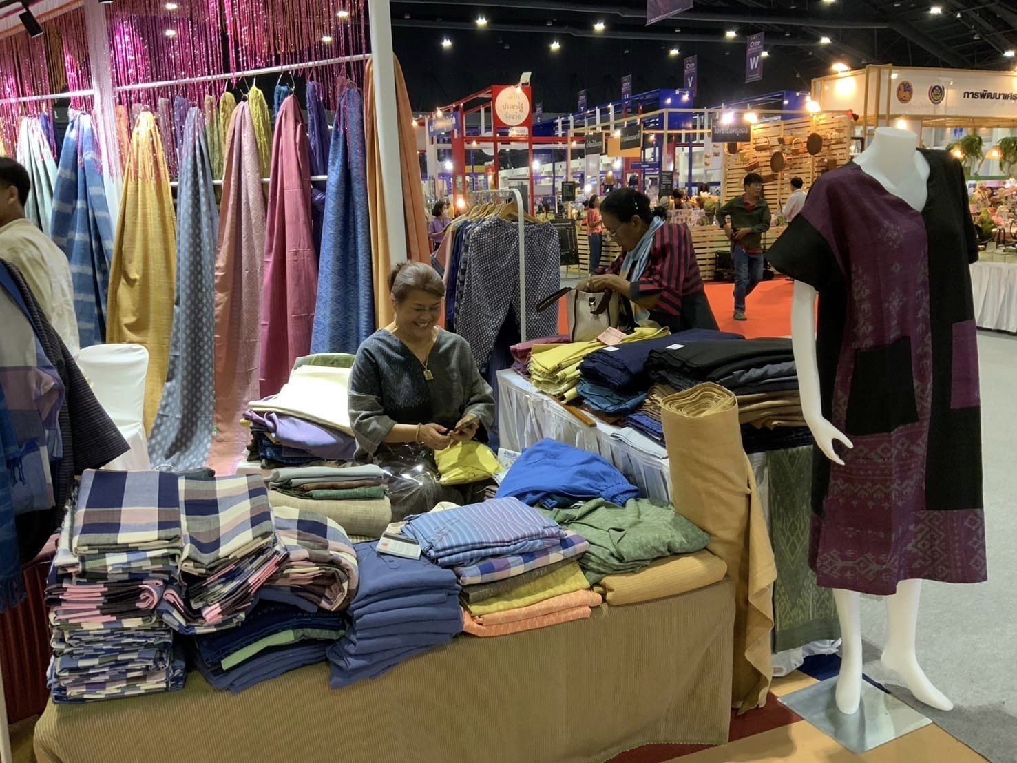 ชัยภูมิ ภูมิใจนำเสนอสินค้าผลิตภัณฑ์ภูมิปัญญาท้องถิ่น ร่วมจัดแสดงและจำหน่ายในงาน OTOP Midyear 2024 เป็นวันที่หก รวมรายได้กว่า 4.4 ล้านบาท