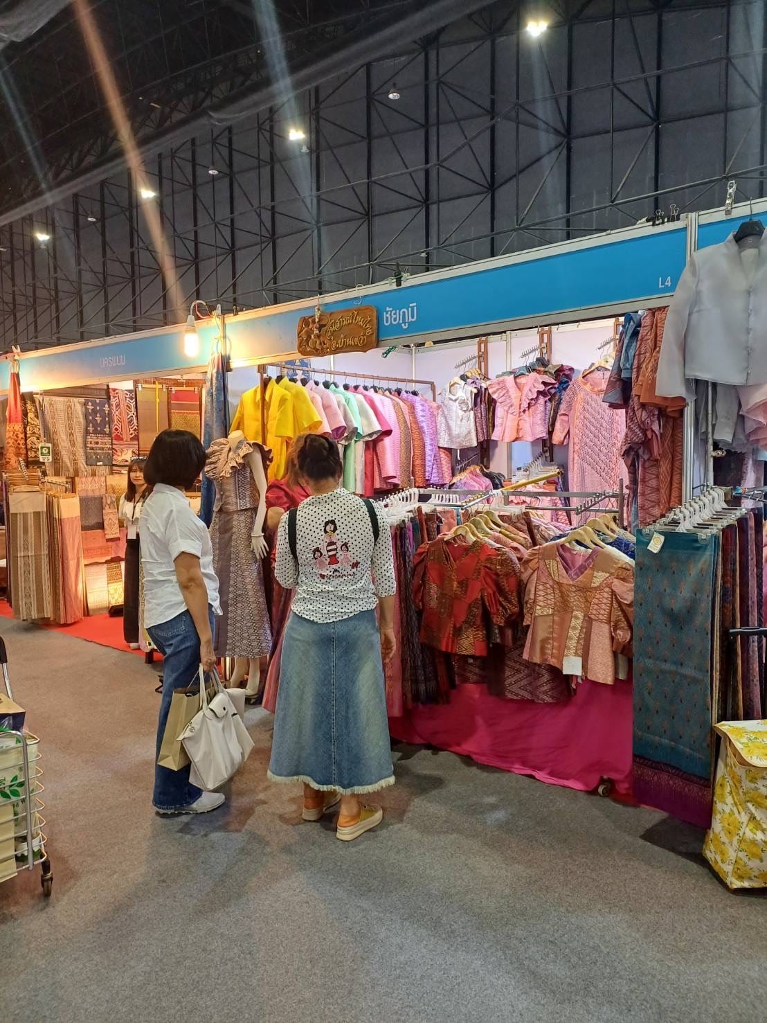 ชาว OTOP ชัยภูมิยิ้มสุขใจ งาน OTOP Midyear 2024 วันที่ 7 ชัยภูมิ โกยรายได้ 7.8 แสนบาท รวมรายได้ทะลุ 5 ล้าน