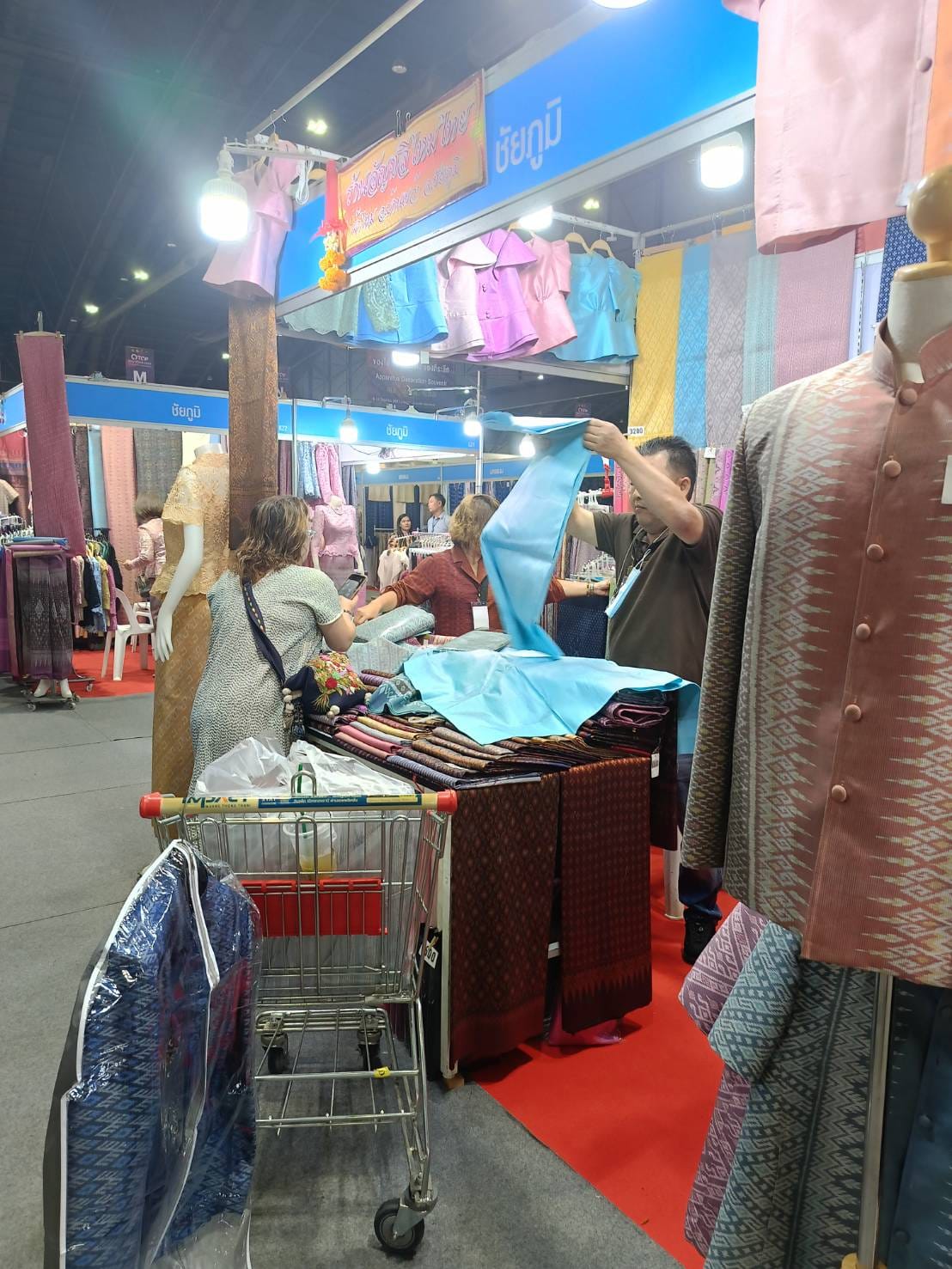 ชัยภูมิคึกคัก! งาน OTOP Midyear 2024 สุดปัง